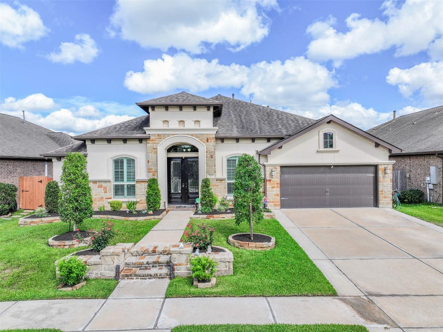 Property photo for 829 Sage Way Lane, Friendswood, TX