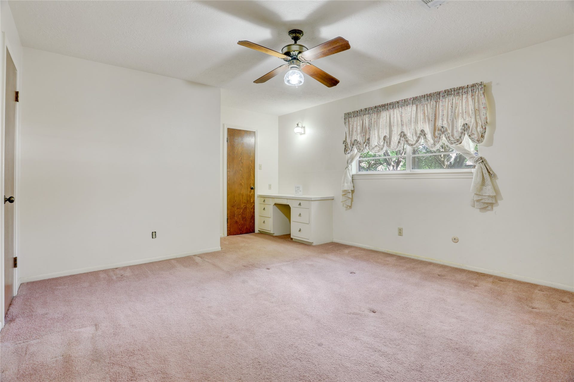 105 Hillcrest Drive, Alvin, TX 77511 Primary downstairs bedroom with 2 walk in closets