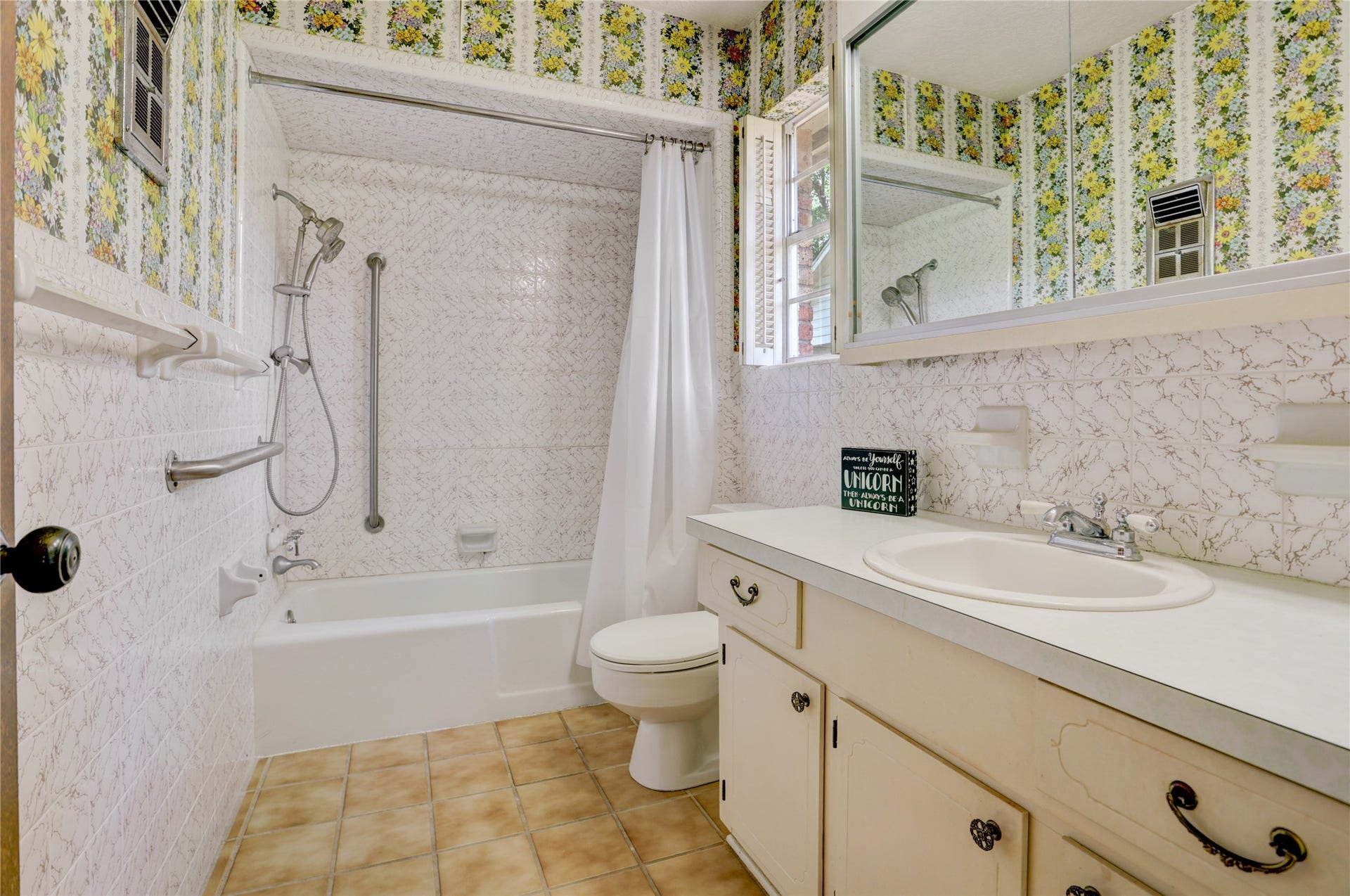 105 Hillcrest Drive, Alvin, TX 77511 Primary bathroom