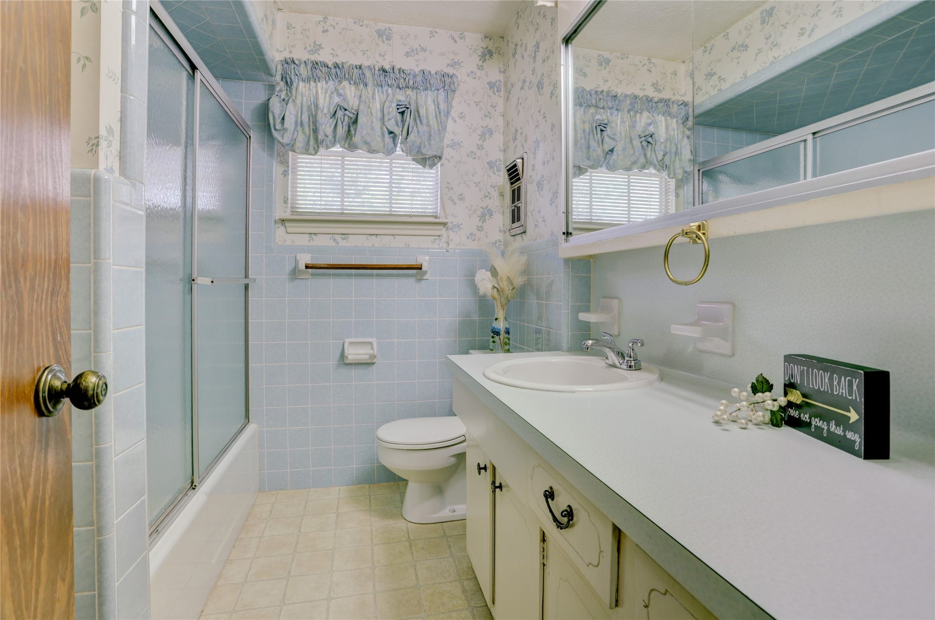 105 Hillcrest Drive, Alvin, TX 77511 Full bathroom upstairs