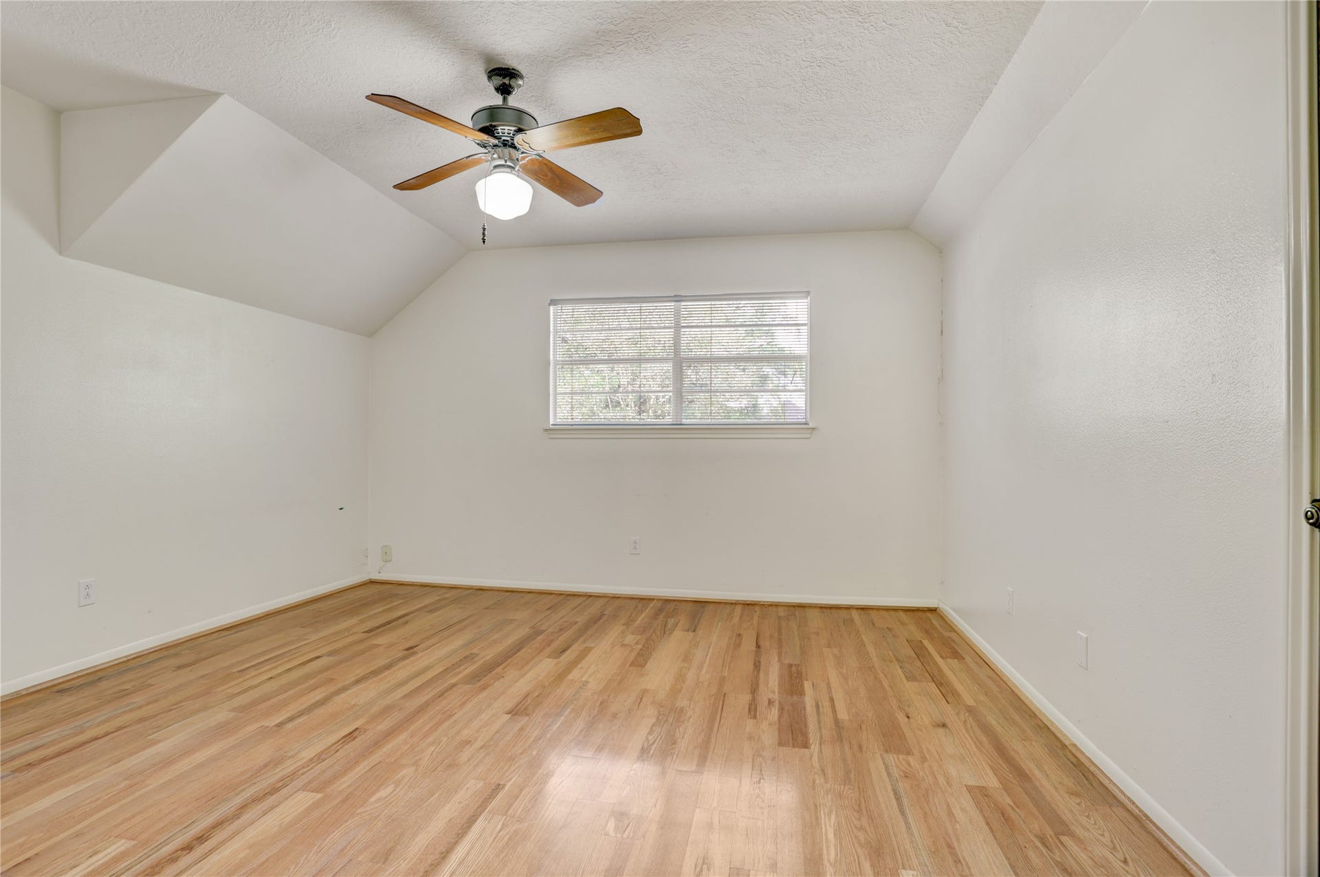 105 Hillcrest Drive, Alvin, TX 77511 Bedroom 2