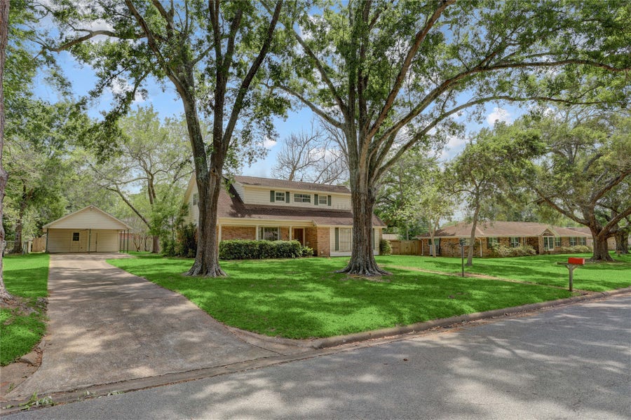 Property photo for 105 Hillcrest Drive, Alvin, TX