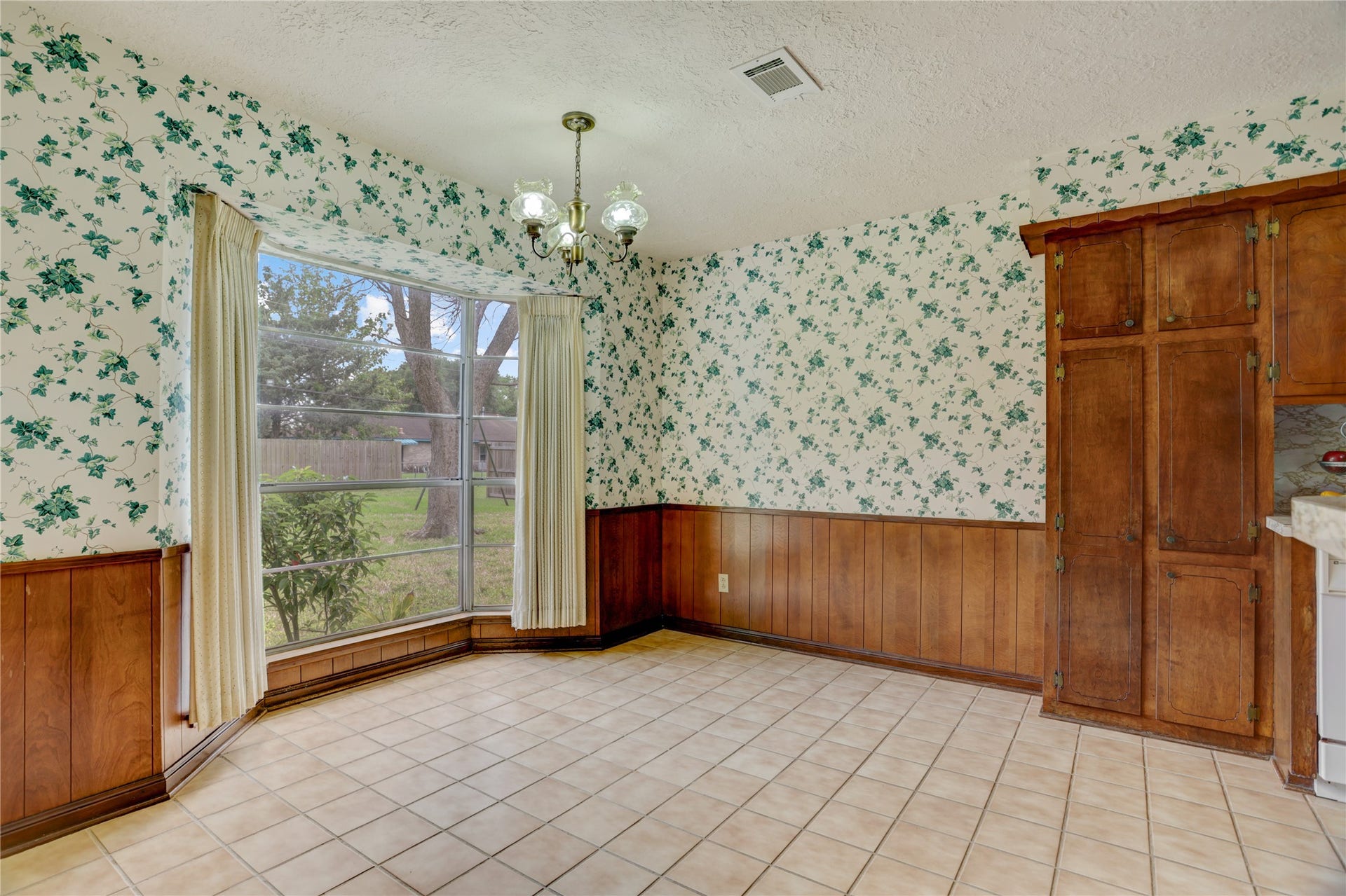105 Hillcrest Drive, Alvin, TX 77511 Breakfast/Dining area
