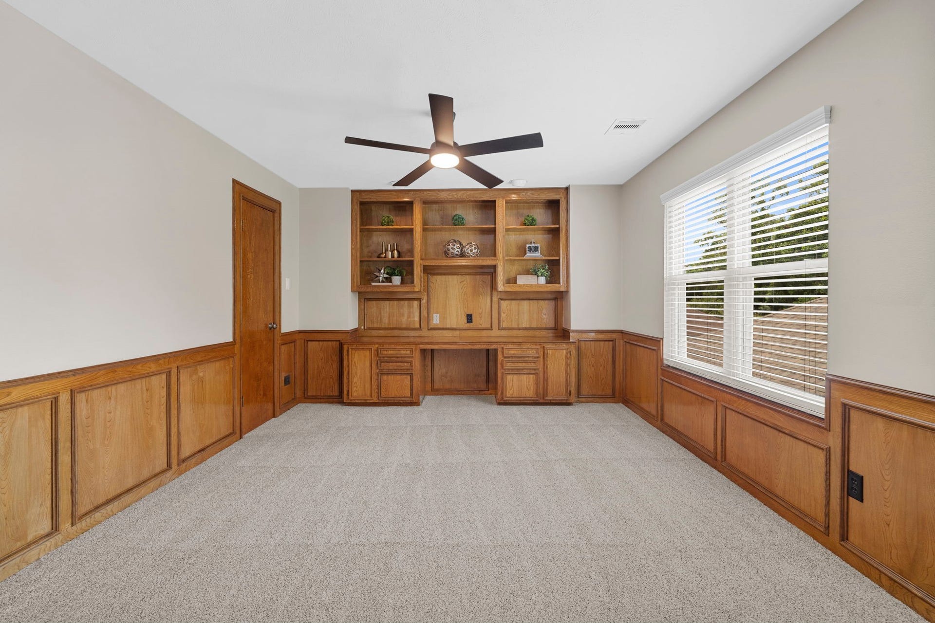 75 Stalybridge Street, Sugar Land, TX 77479 A spacious private study features extensive custom wood built-ins, cabinetry & rich millwork, creating a handsome and functional workspace.