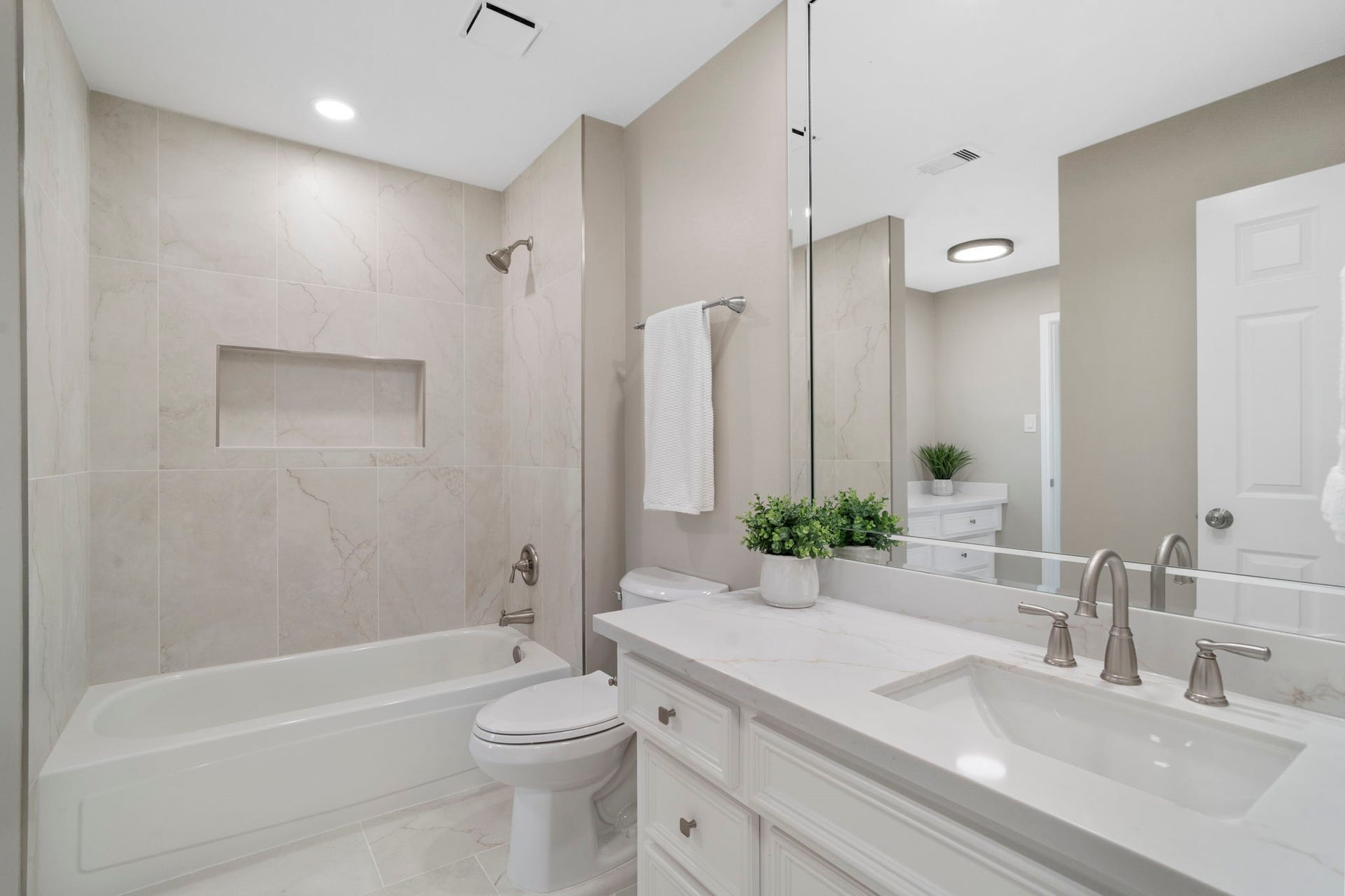 75 Stalybridge Street, Sugar Land, TX 77479 This beautifully updated secondary en-suite bath offers convenient dual access from both the bedroom & hallway, with quartz countertops, abundant cabinetry & a tiled tub/shower surround with built-in niche.