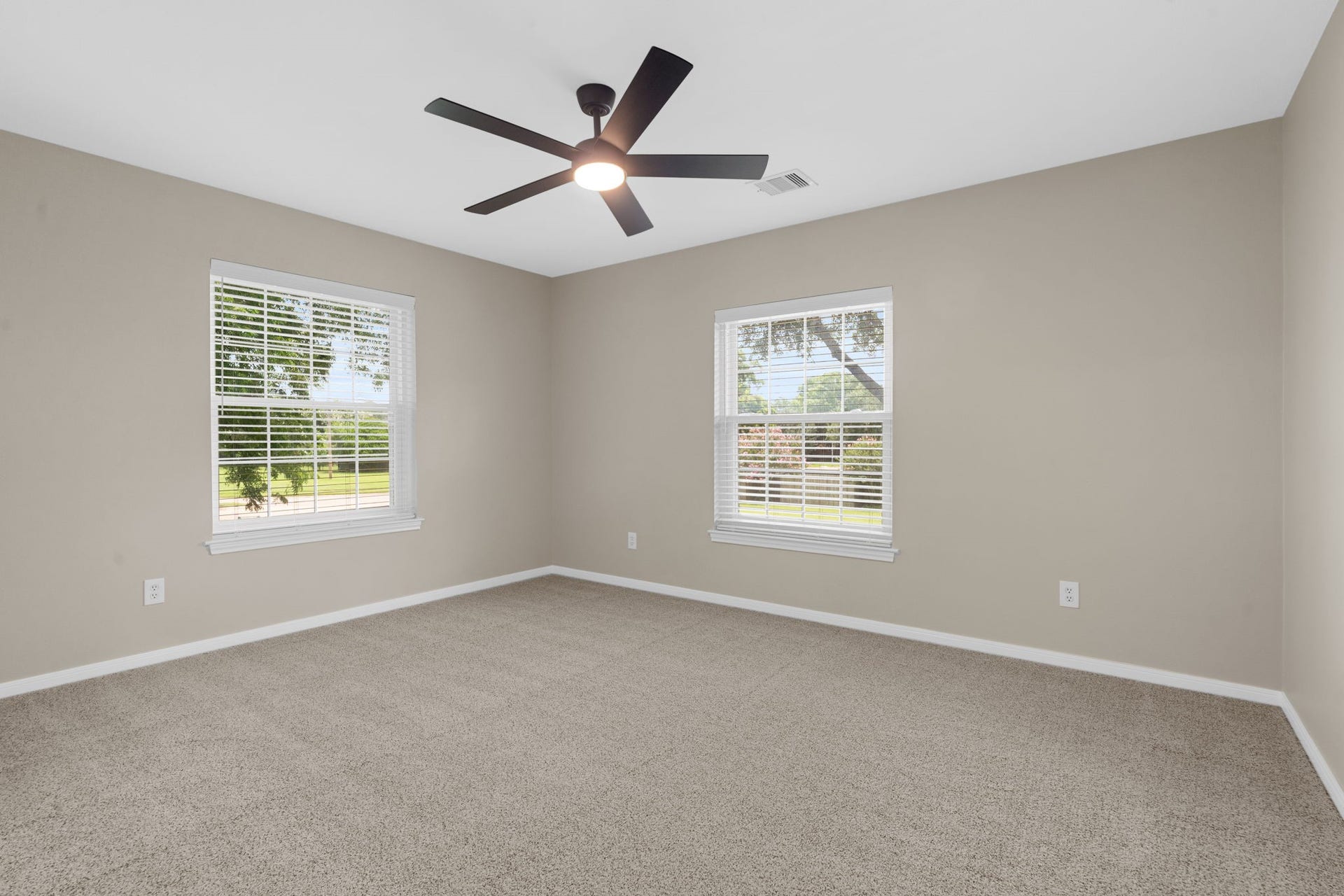 75 Stalybridge Street, Sugar Land, TX 77479 A spacious secondary bedroom is filled with natural light from dual windows and offers plenty of room for a comfortable sitting or study area.