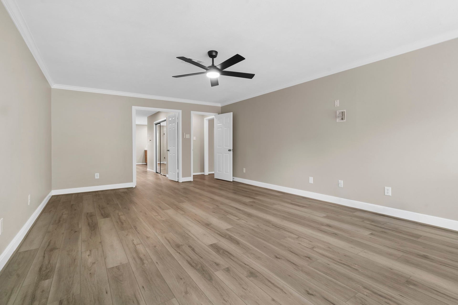 75 Stalybridge Street, Sugar Land, TX 77479 Generous proportions provide ample room for a comfortable sitting area within the primary suite.