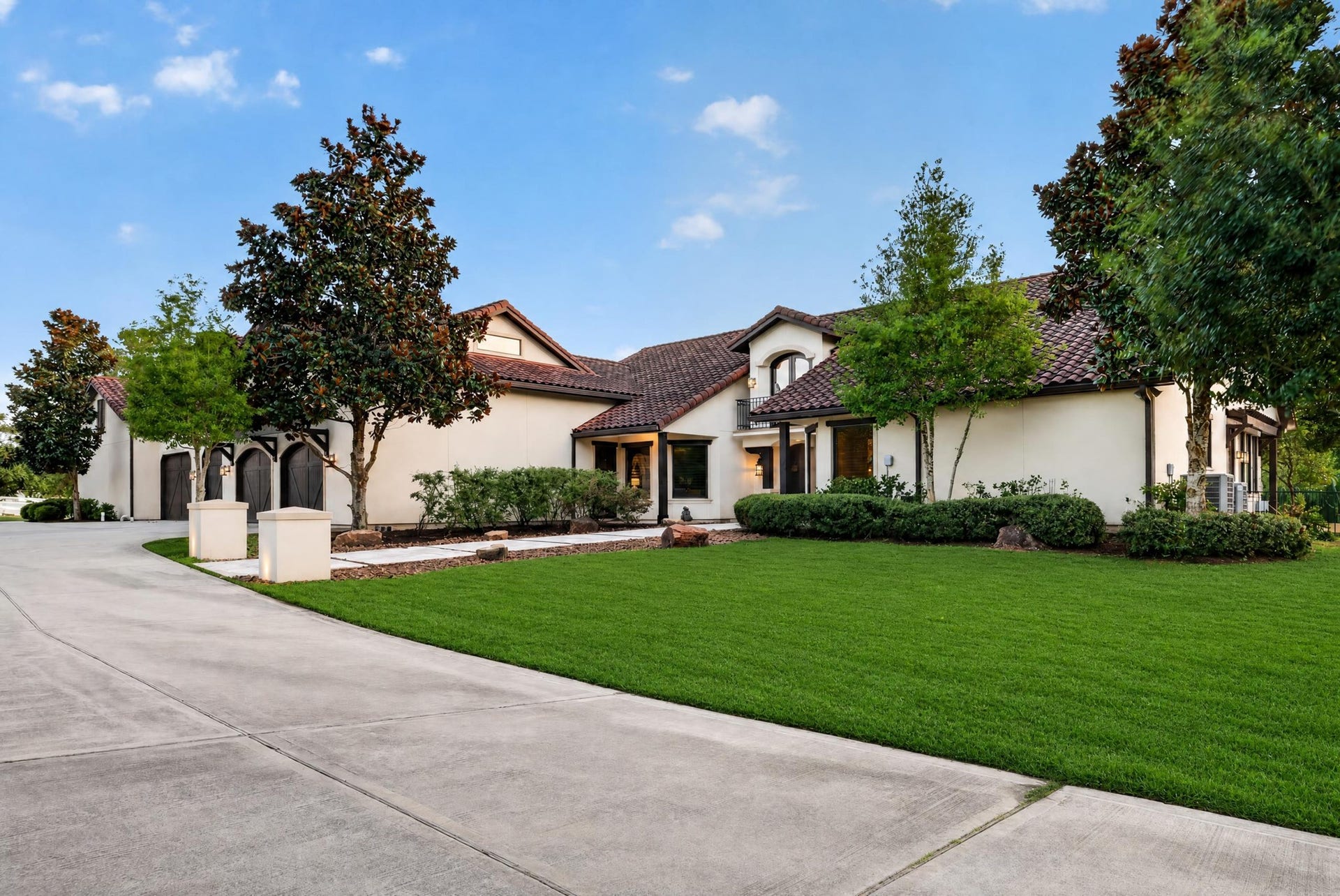 24005 Old Dobbin Plantersville Road, Montgomery, TX 77316 Timeless architecture, manicured lawns and mature trees give the daylight approach enduring elegance.