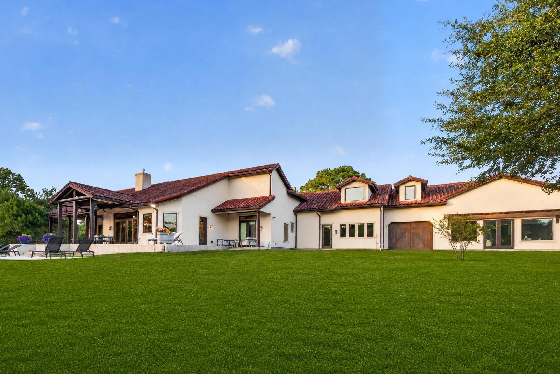 24005 Old Dobbin Plantersville Road, Montgomery, TX 77316 An expansive lawn gives children, pets and guests room to run, gather and celebrate.