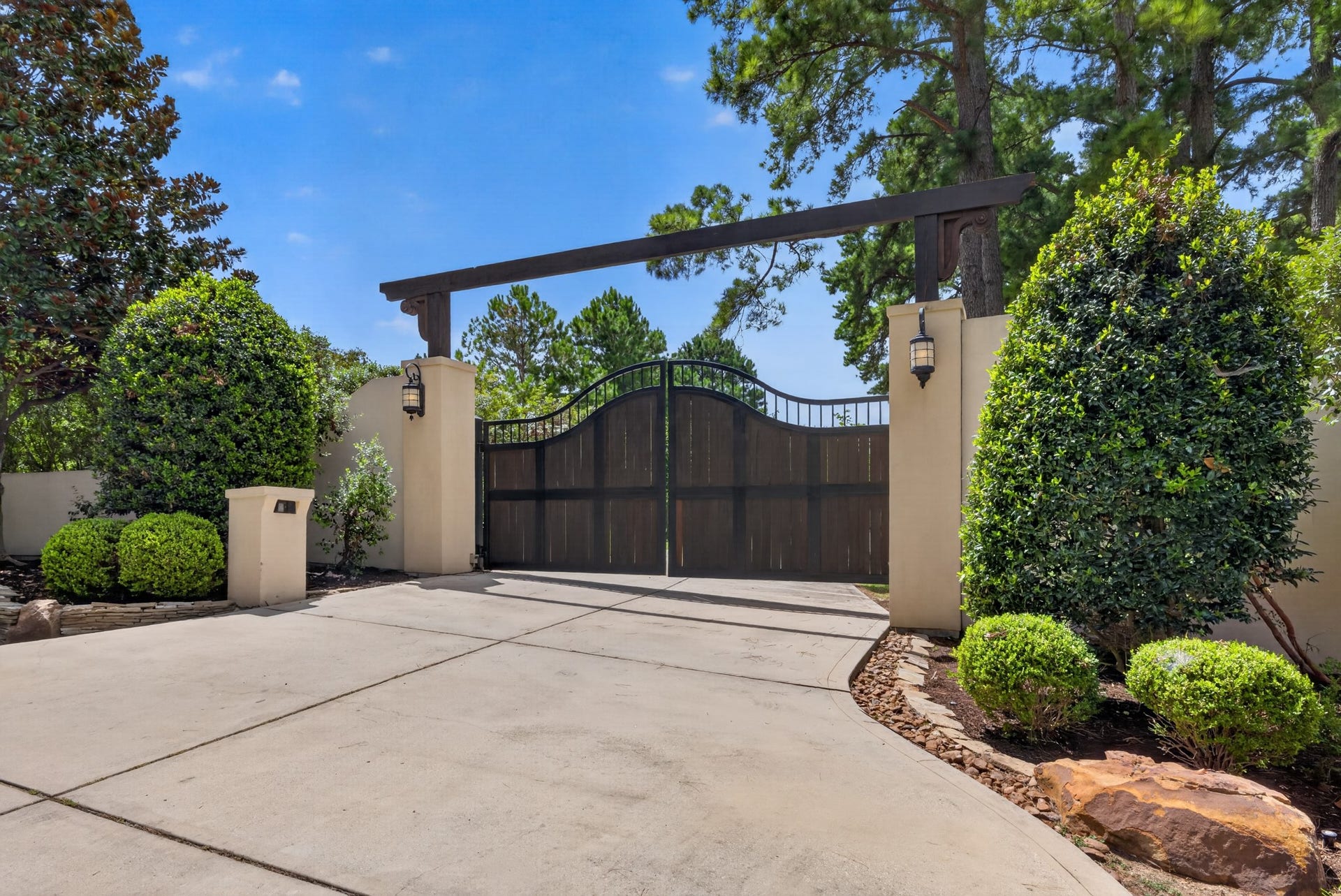 24005 Old Dobbin Plantersville Road, Montgomery, TX 77316 A custom 20-foot oak-and-steel privacy gate creates an entrance as exceptional as the estate beyond.