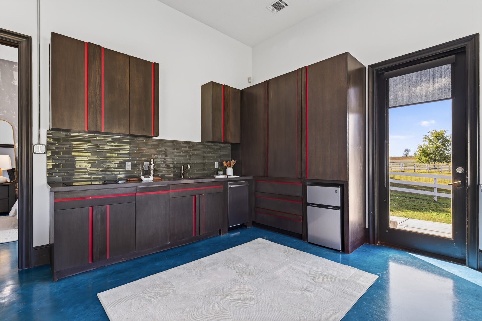 24005 Old Dobbin Plantersville Road, Montgomery, TX 77316 A private kitchenette lets guests settle in, stay longer and feel completely at home.