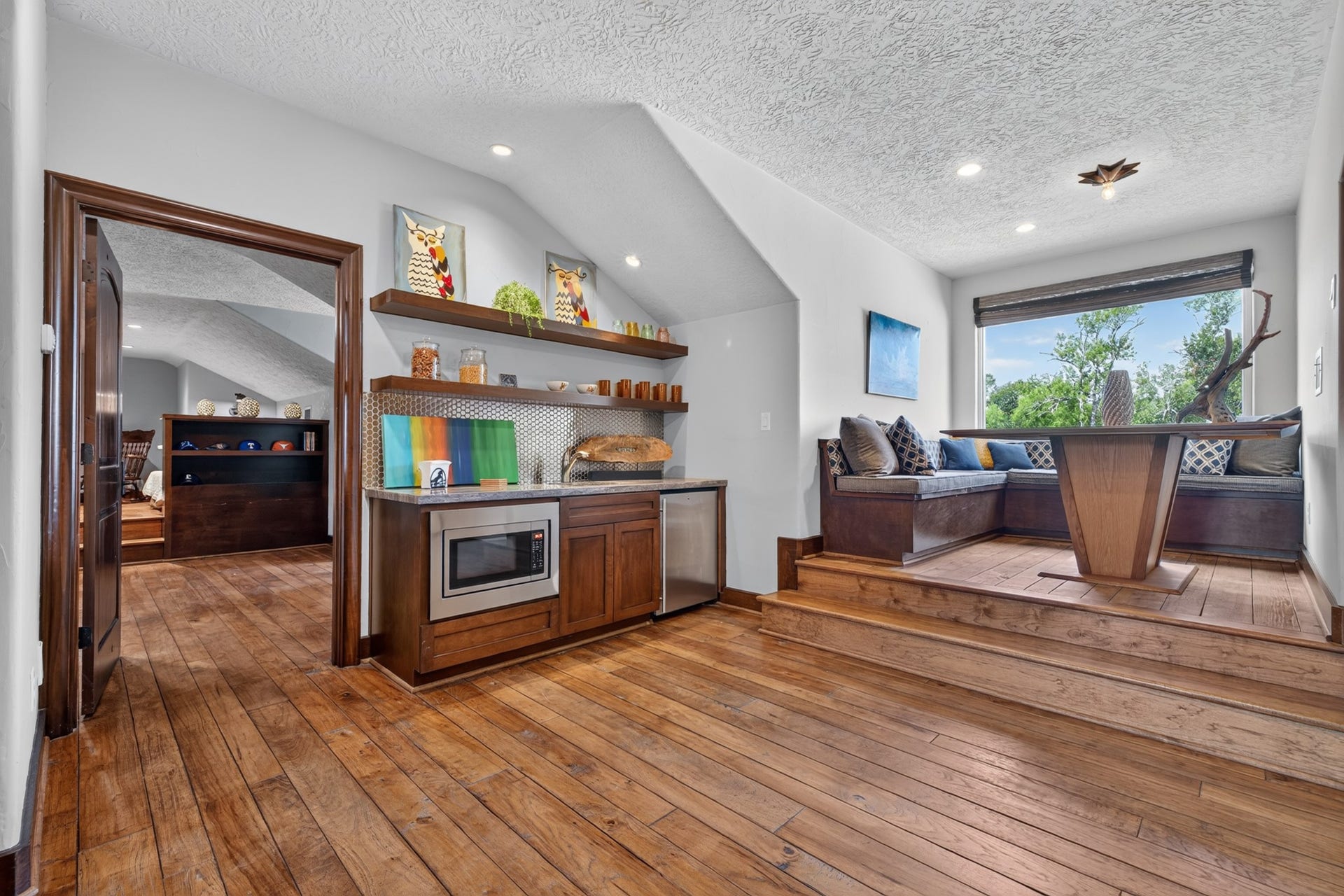 24005 Old Dobbin Plantersville Road, Montgomery, TX 77316 An upstairs beverage station and reading nook keep comfort and quiet moments close at hand.