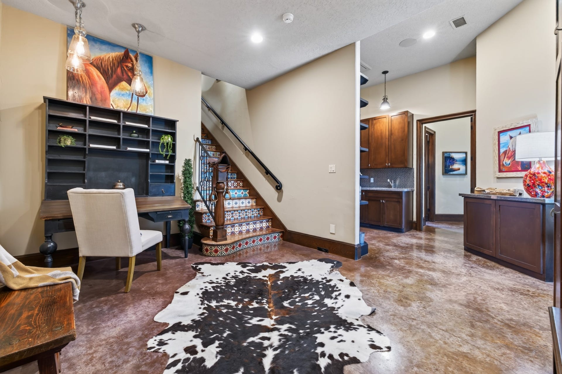 24005 Old Dobbin Plantersville Road, Montgomery, TX 77316 The welcoming mudroom keeps boots, bags and busy family life beautifully organized.