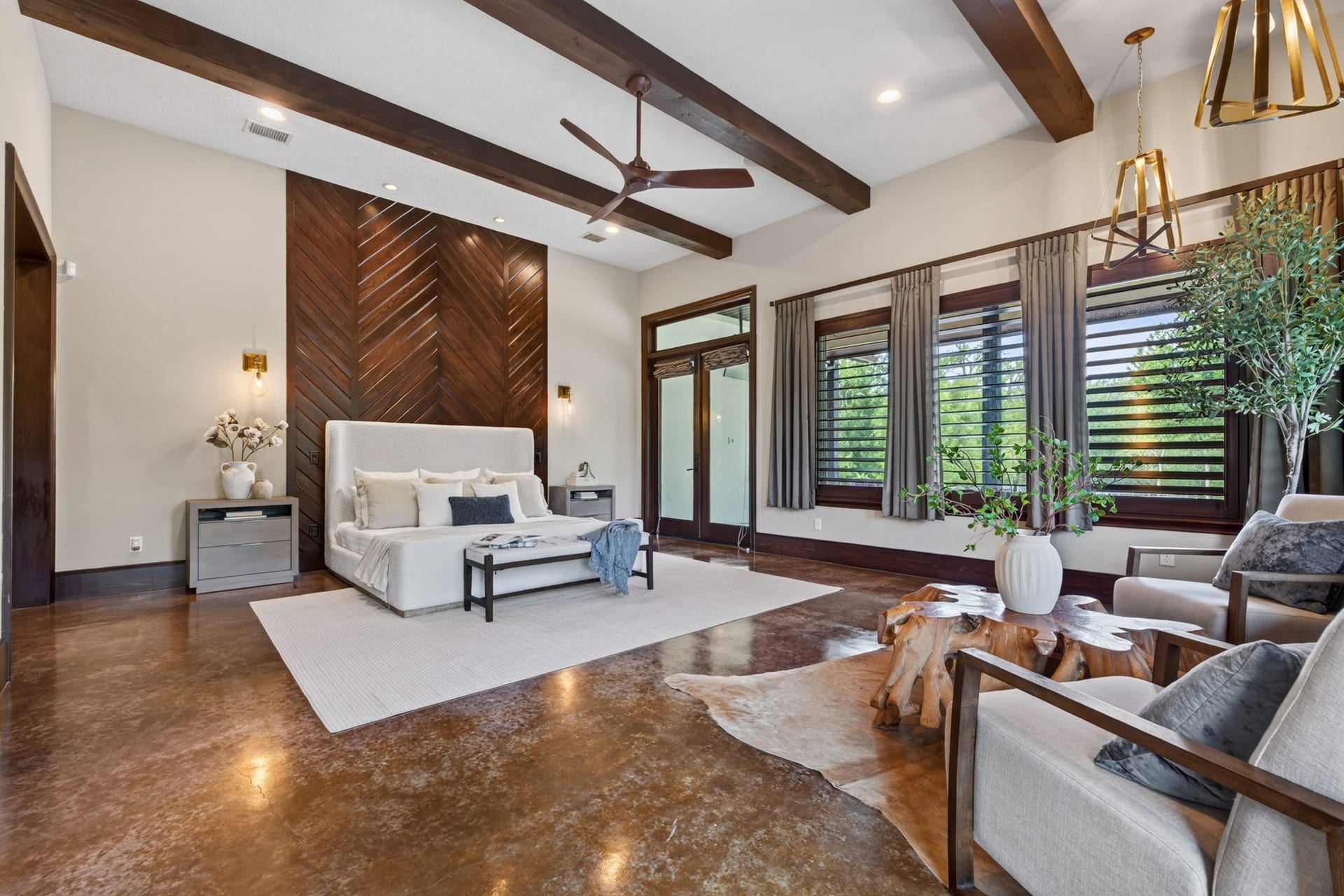 24005 Old Dobbin Plantersville Road, Montgomery, TX 77316 Expansive primary suite measuring approximately 23' 19', with soaring beamed ceilings, abundant natural light and peaceful views of the horses and grounds.