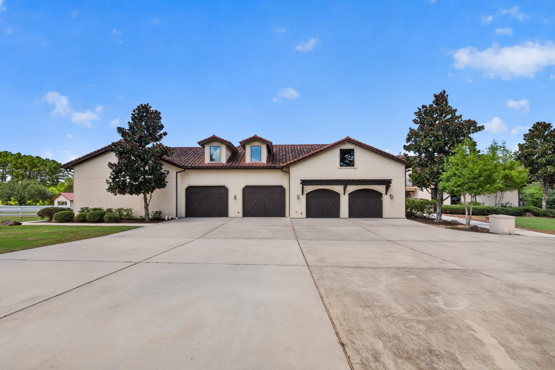 24005 Old Dobbin Plantersville Road, Montgomery, TX 77316 A four to six car garage and grand motor court provide space for vehicles, equipment and every adventure.