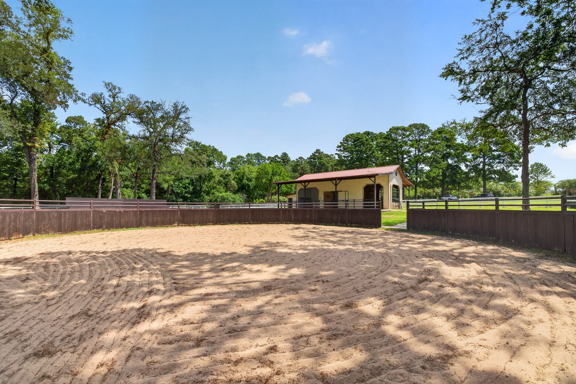 24005 Old Dobbin Plantersville Road, Montgomery, TX 77316 The custom oak-and-steel 60-foot round pen features three feet of sand and custom drainage.