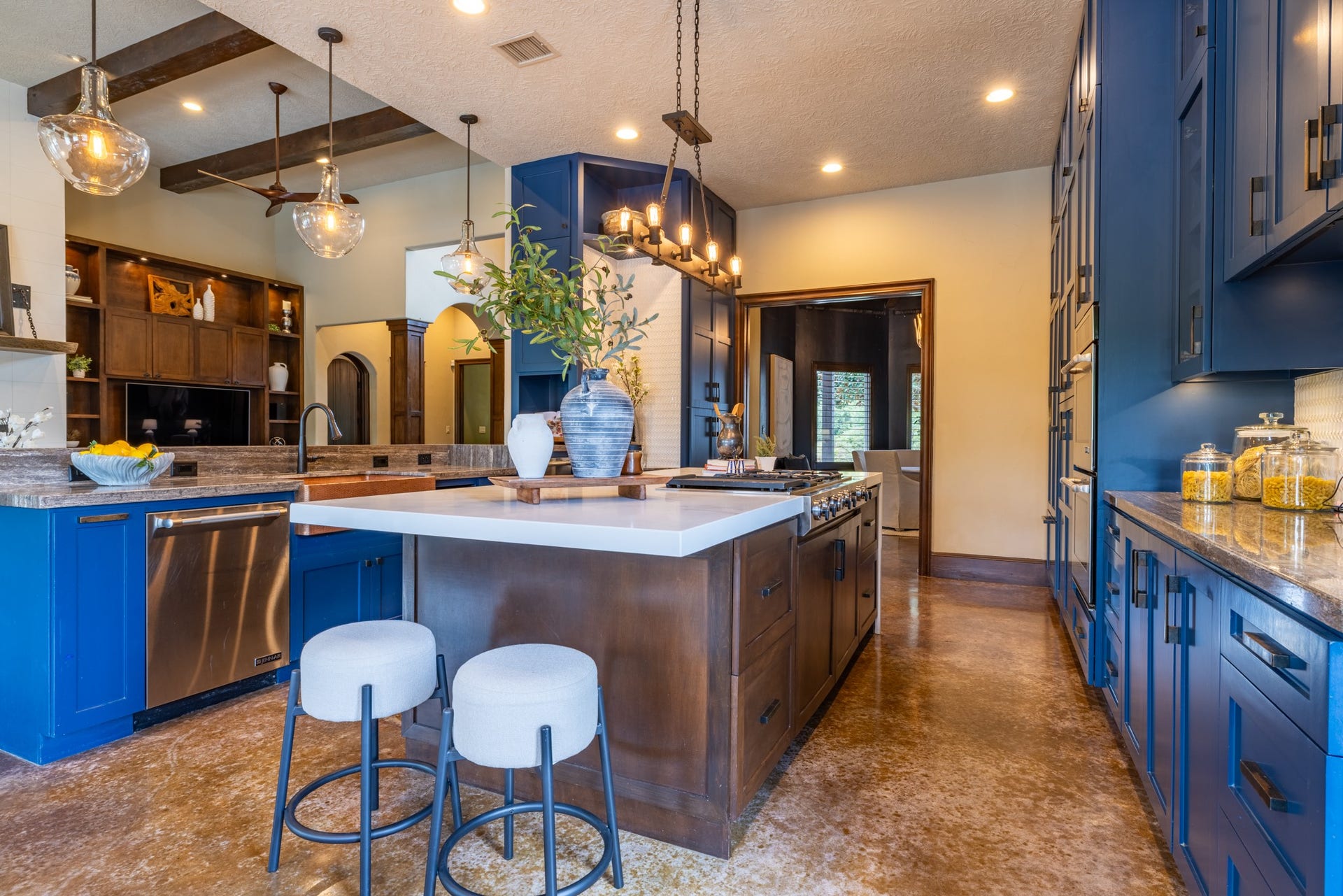 24005 Old Dobbin Plantersville Road, Montgomery, TX 77316 A showpiece kitchen where cooking, conversation and laughter naturally carry late into the evening.