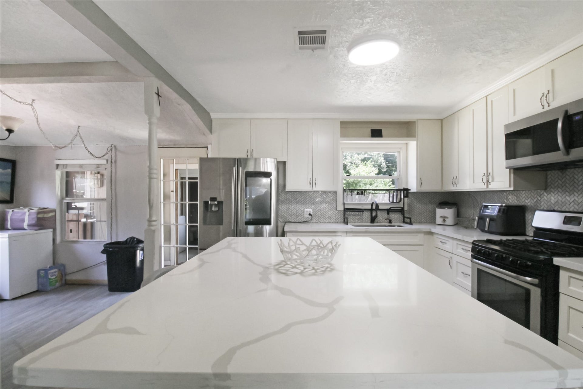 306 W Houston Avenue, Pasadena, TX 77502 Kitchen, center island w/Quartz counter tops
