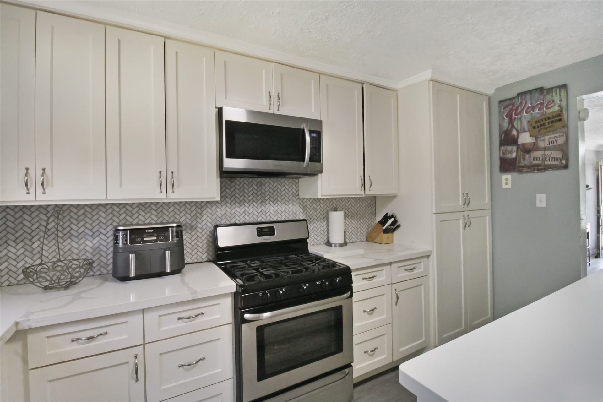 306 W Houston Avenue, Pasadena, TX 77502 Kitchen, center island w/Quartz counter tops
