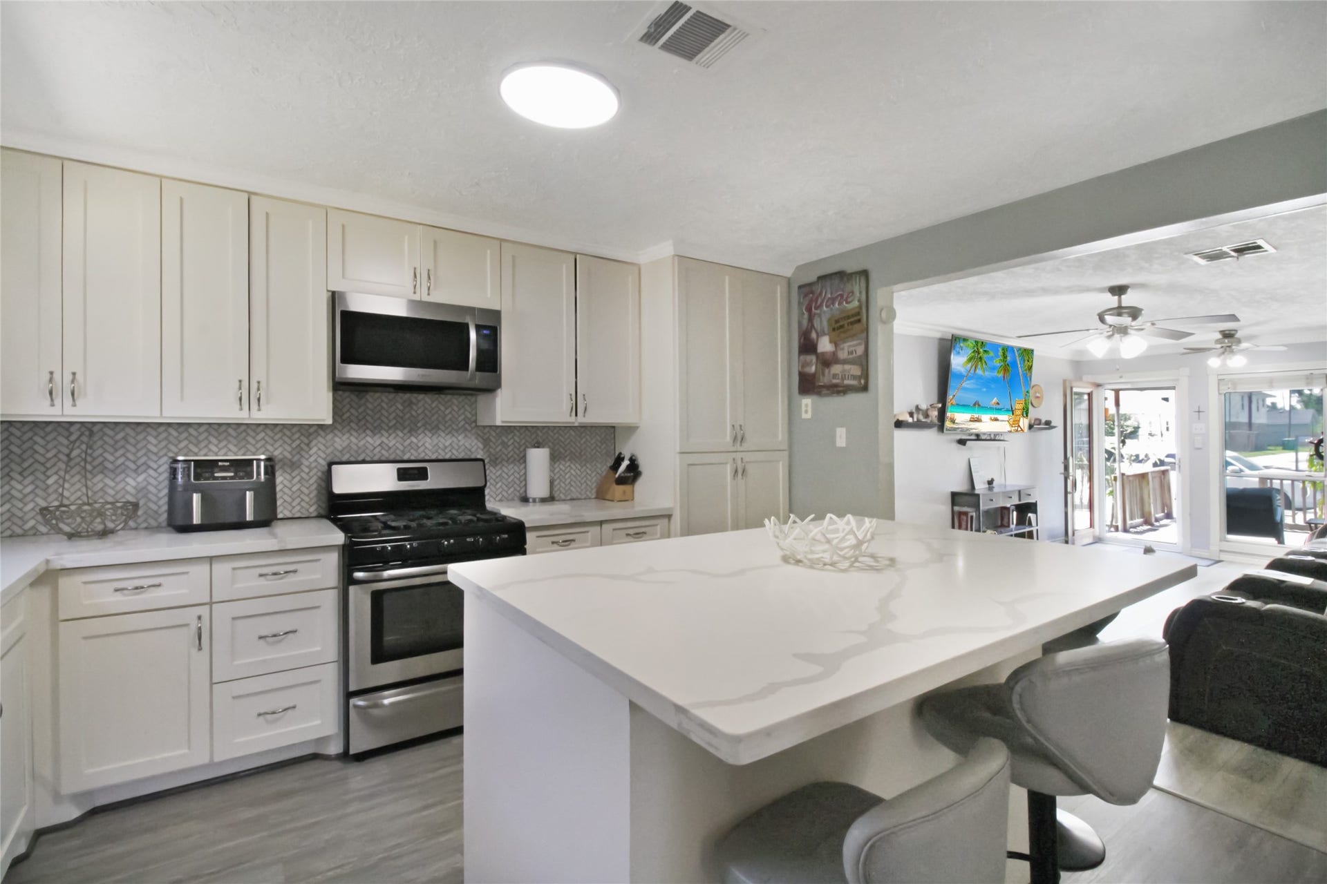 306 W Houston Avenue, Pasadena, TX 77502 Kitchen, center island w/Quartz counter tops