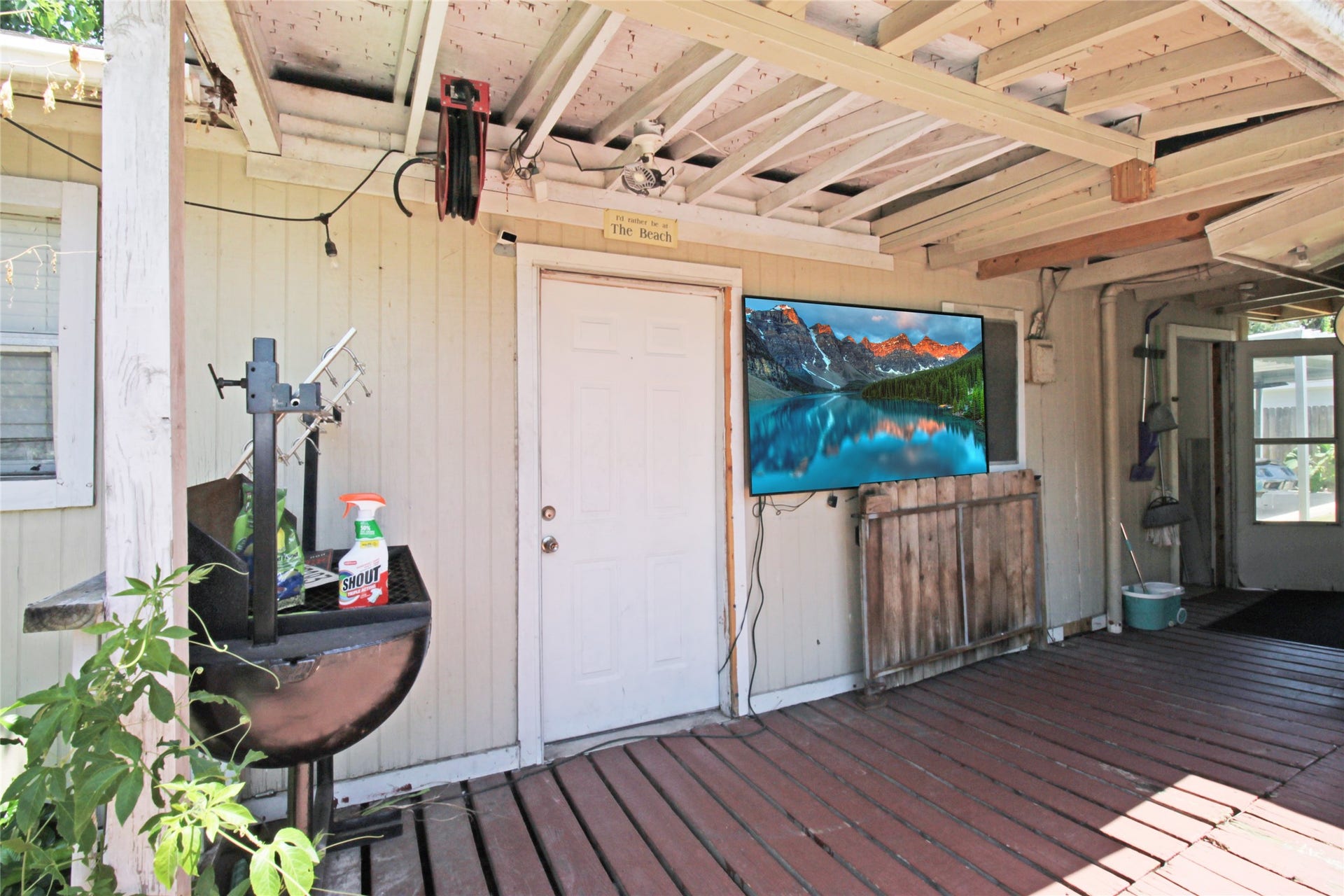 306 W Houston Avenue, Pasadena, TX 77502 Entryway to Guest Quarters