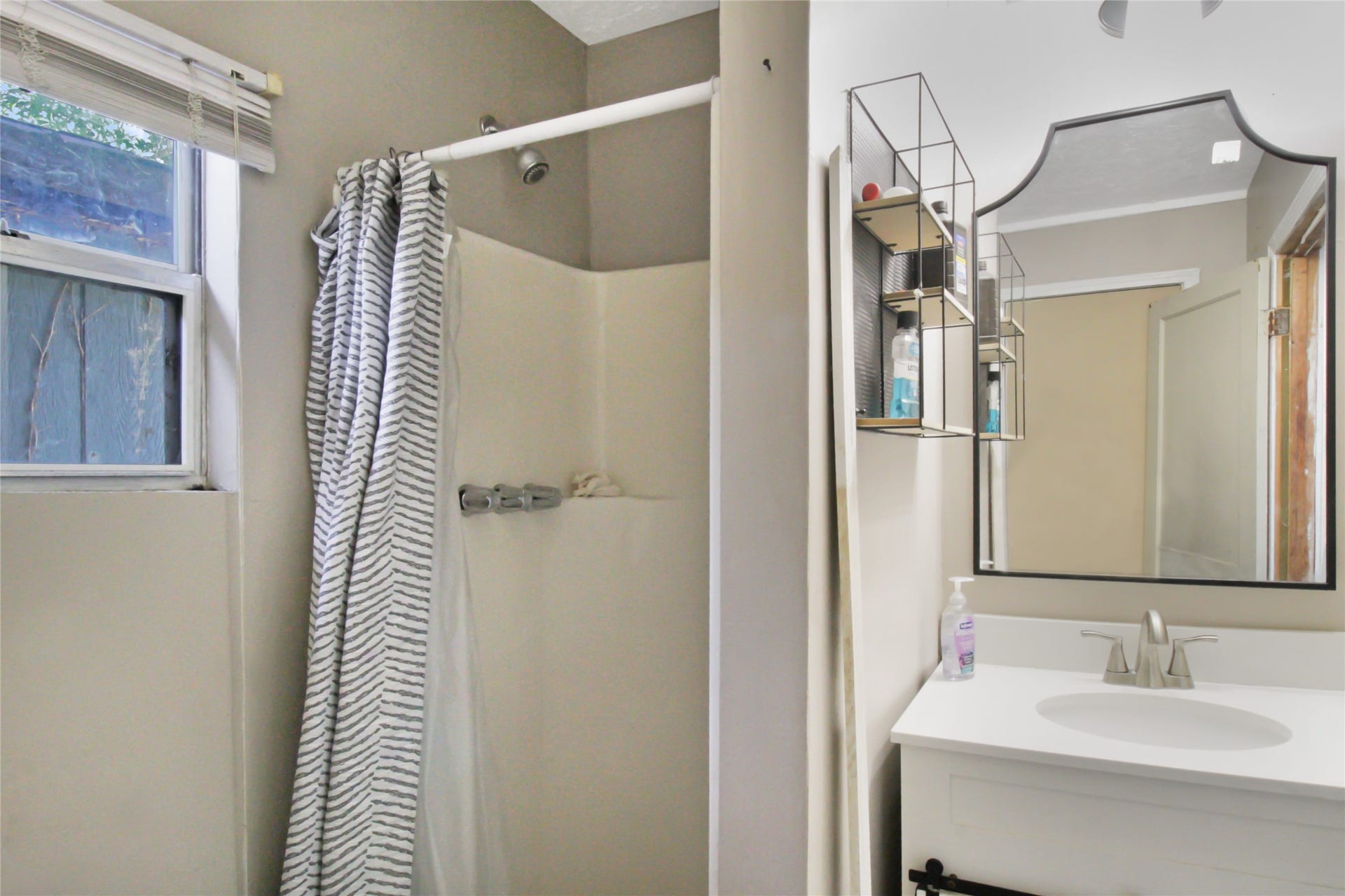 306 W Houston Avenue, Pasadena, TX 77502 2nd full bath, w/ stand up shower, in guest quarters