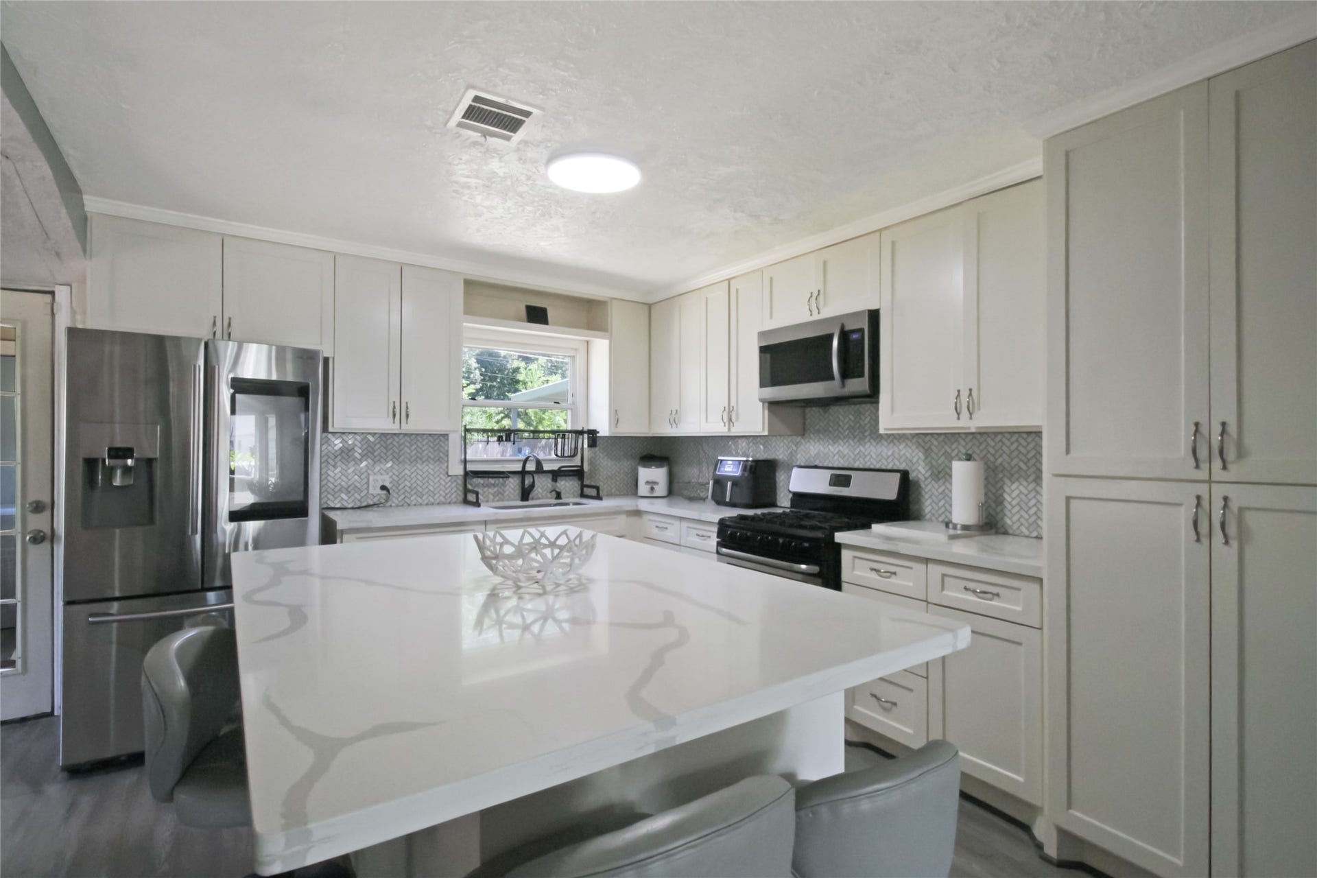 306 W Houston Avenue, Pasadena, TX 77502 Kitchen, center island w/Quartz counter tops
