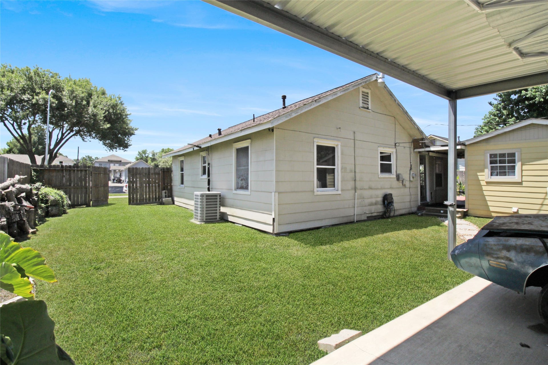 306 W Houston Avenue, Pasadena, TX 77502 Another angle of extensive backyard