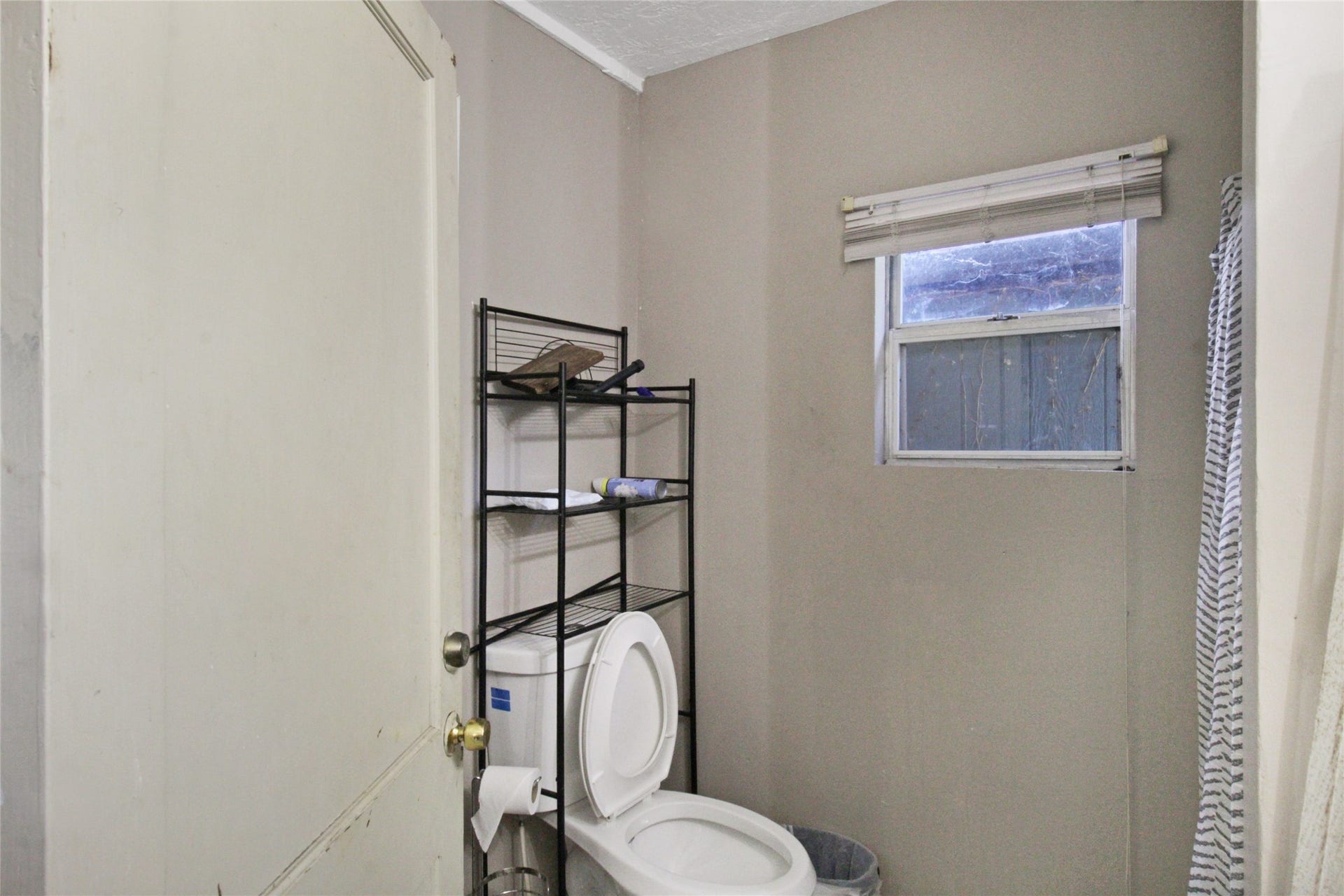 306 W Houston Avenue, Pasadena, TX 77502 2nd full bath, w/ stand up shower, in guest quarters