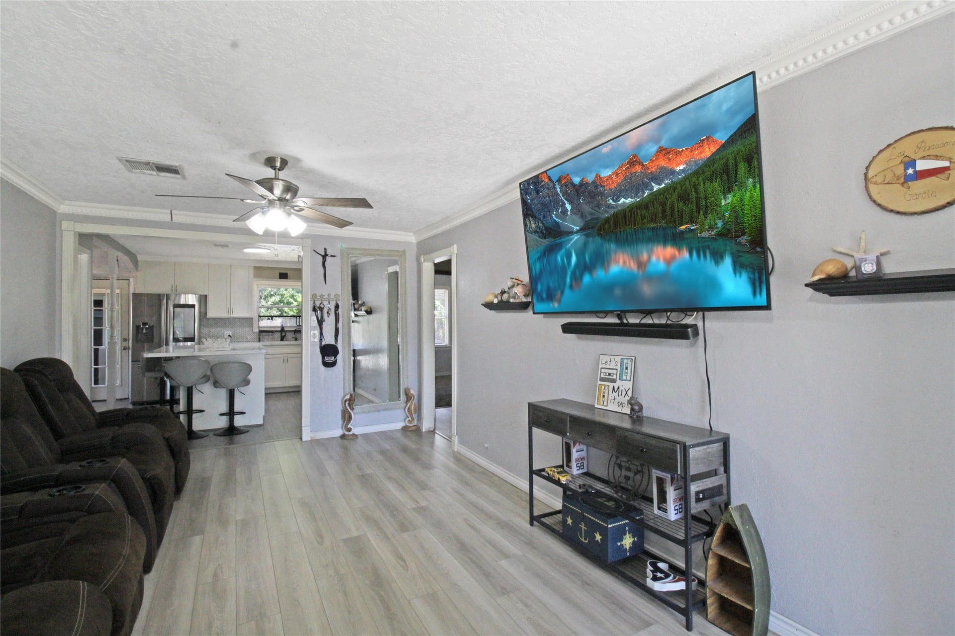 306 W Houston Avenue, Pasadena, TX 77502 Living Area, laminate flooring