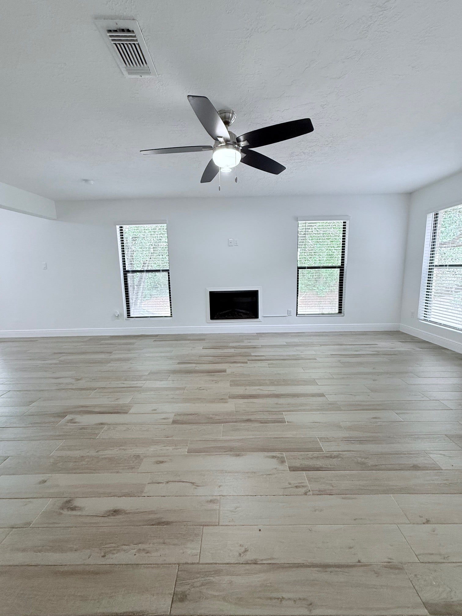 1011 Hamblen Road, #207, Kingwood, TX 77339 Living room