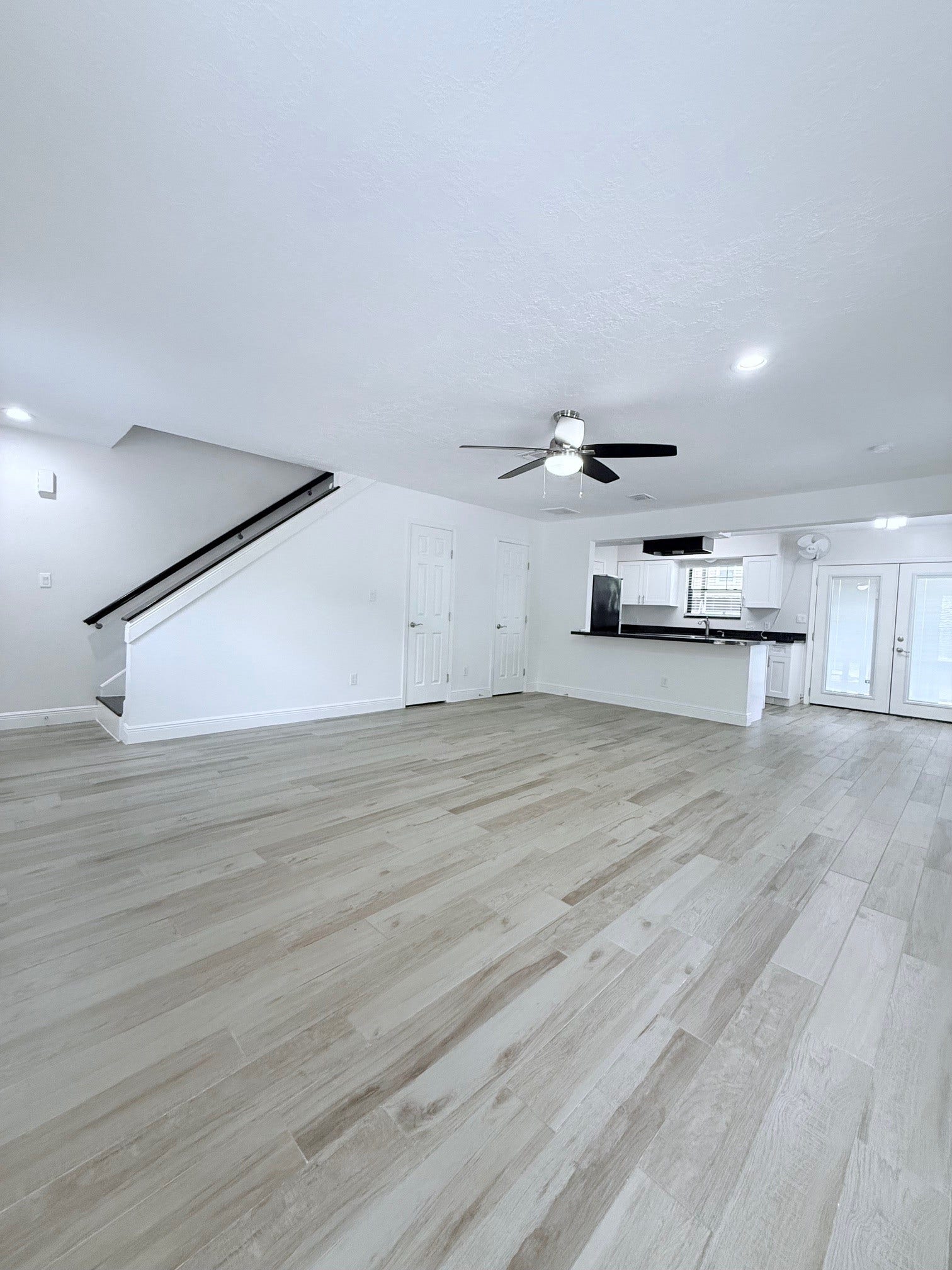 1011 Hamblen Road, #207, Kingwood, TX 77339 Living room