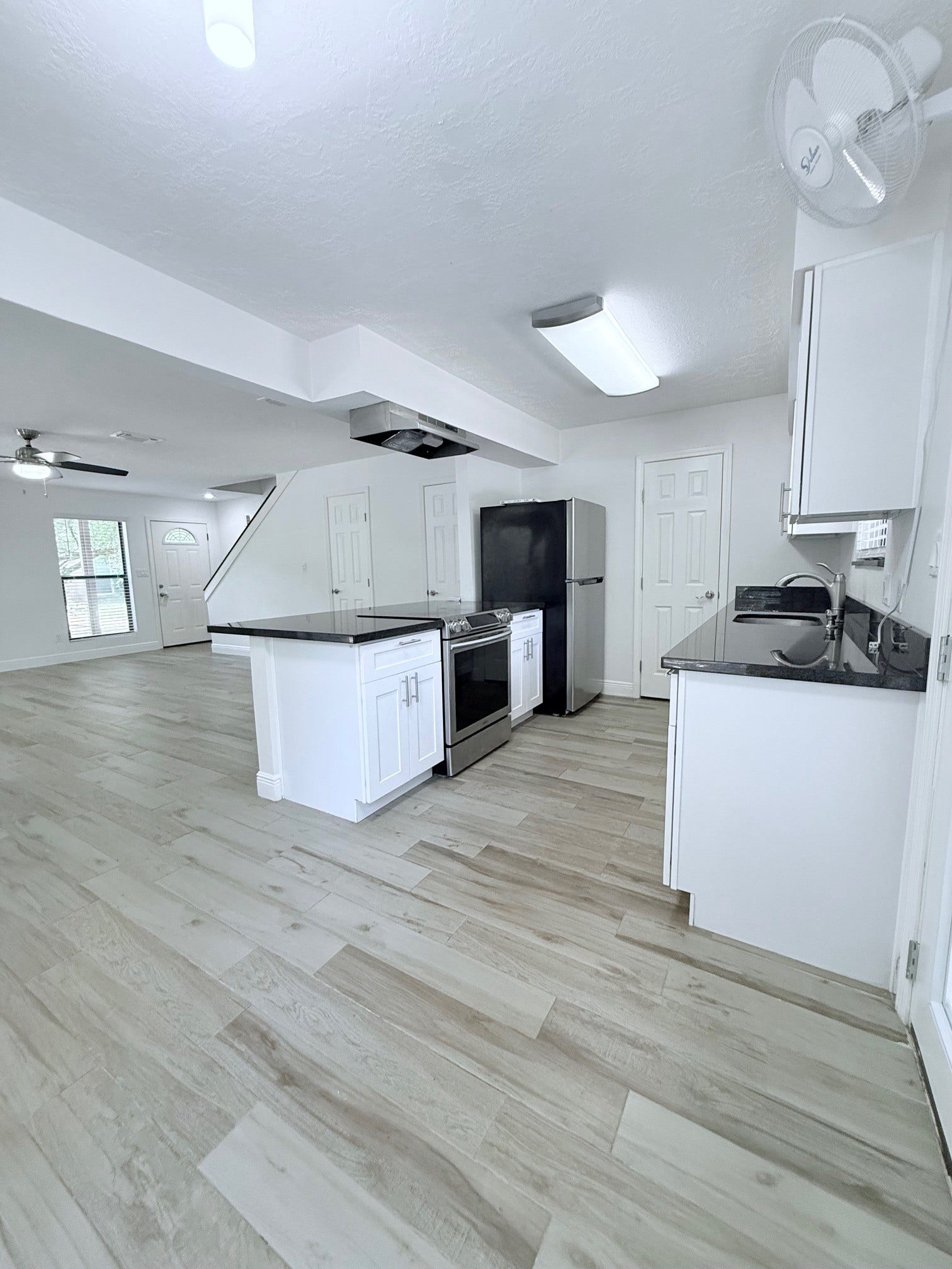 1011 Hamblen Road, #207, Kingwood, TX 77339 Breakfast area