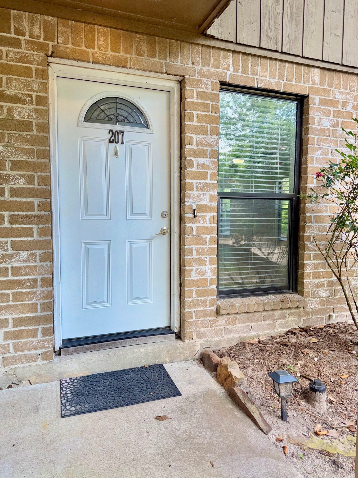 1011 Hamblen Road, #207, Kingwood, TX 77339 Front door