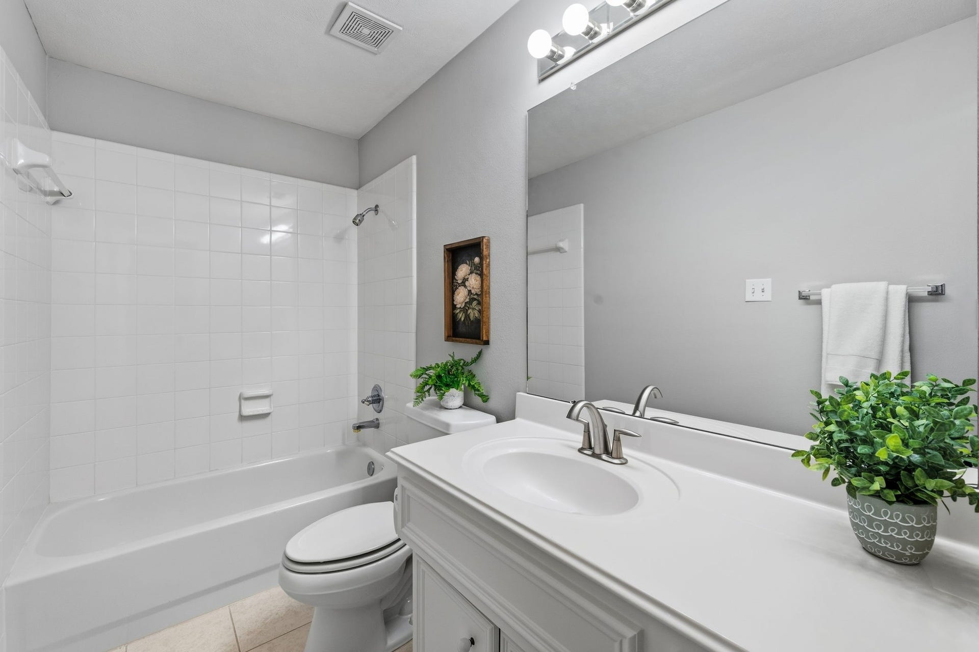 8223 Malardcrest Drive, Humble, TX 77346 Third - secondary bathroom (ensuite).