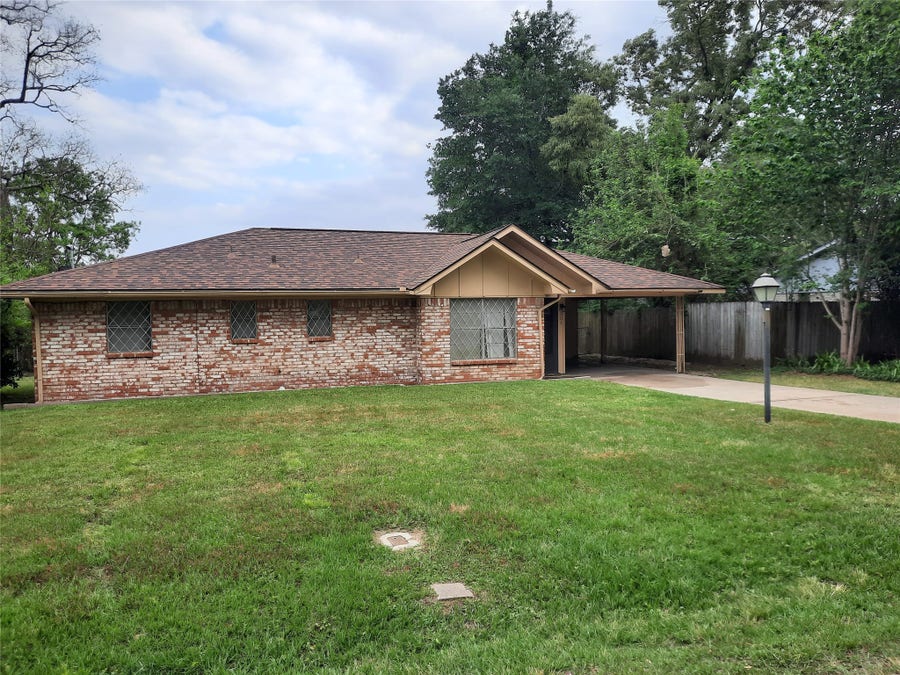 Property photo for 207 Shadow Oaks Drive, Conroe, TX
