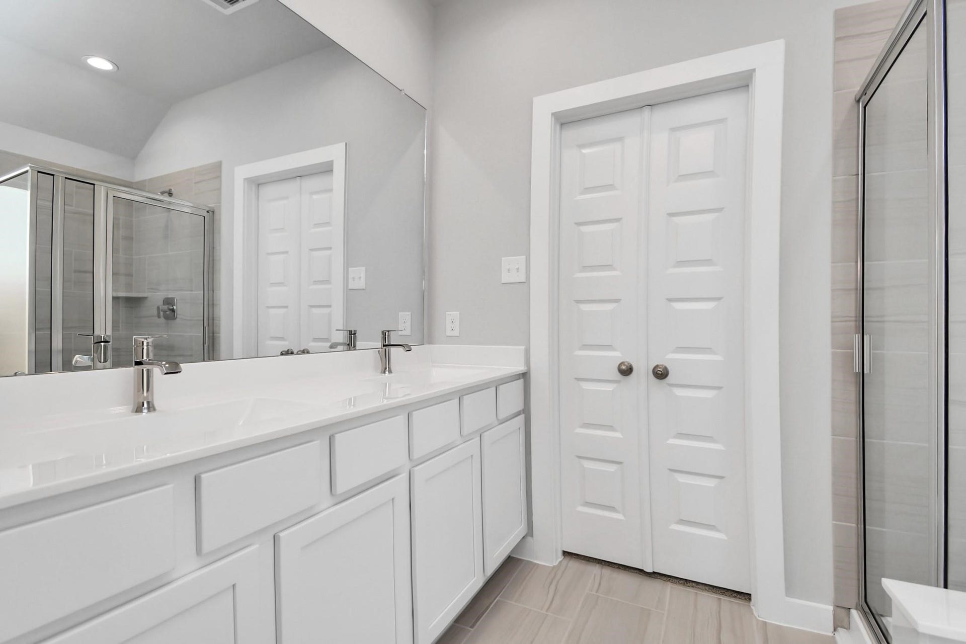 15611 Kirkton Raye Drive, Humble, TX 77346 Double sinks in primary bathroom.