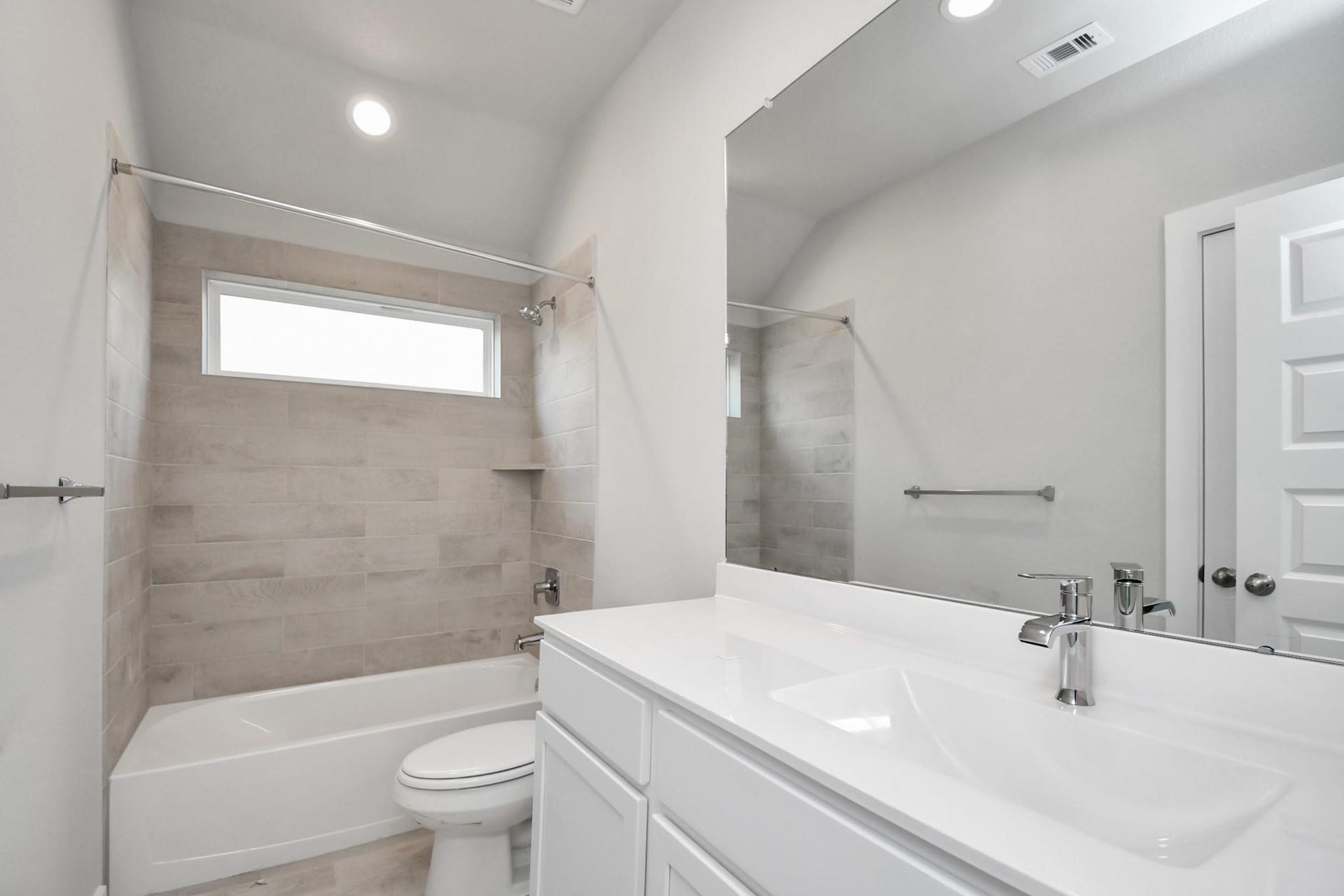 15611 Kirkton Raye Drive, Humble, TX 77346 Secondary full bathroom.