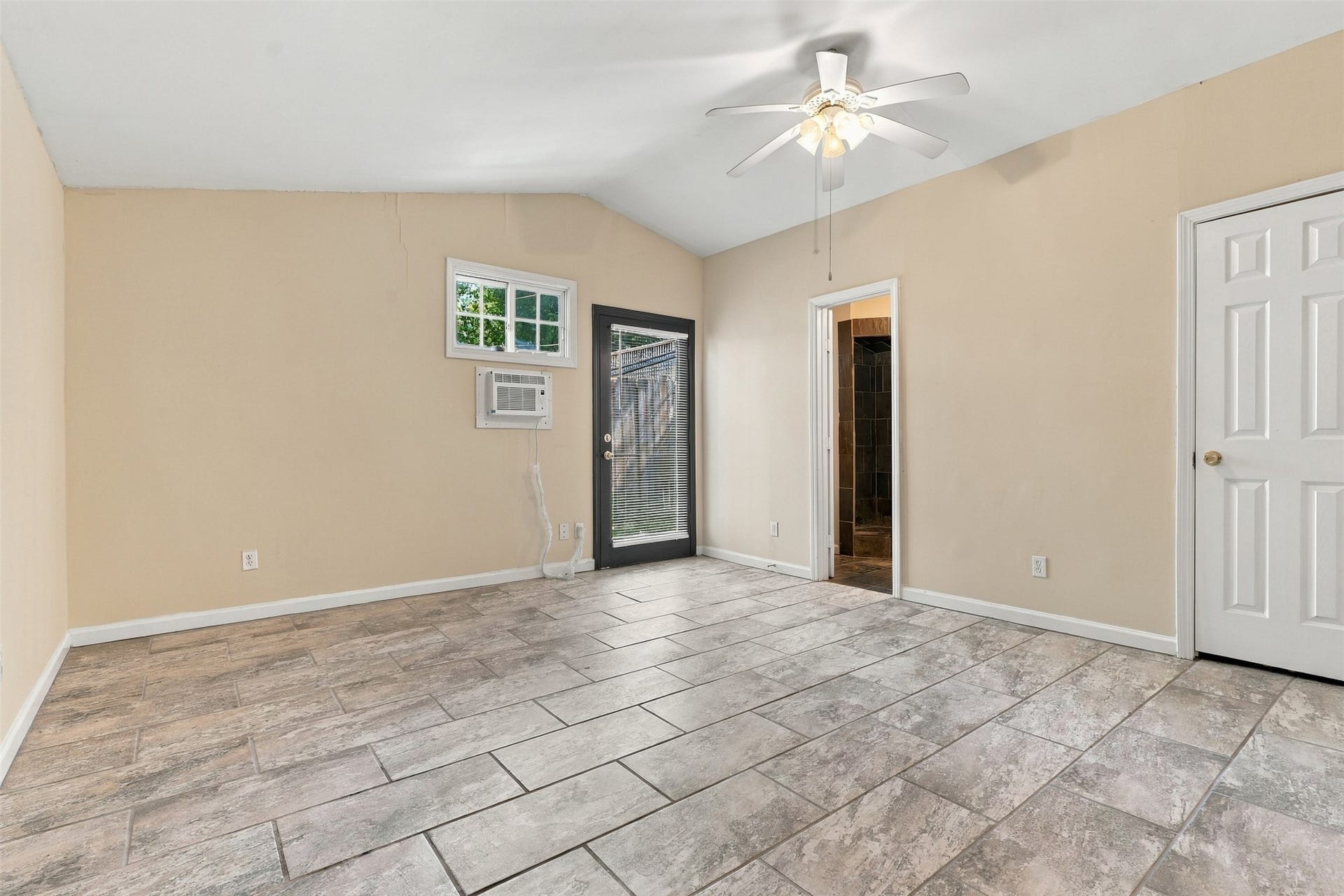 4505 Larch Lane, #C, Bellaire, TX 77401 Bedroom has access to dedicated green space