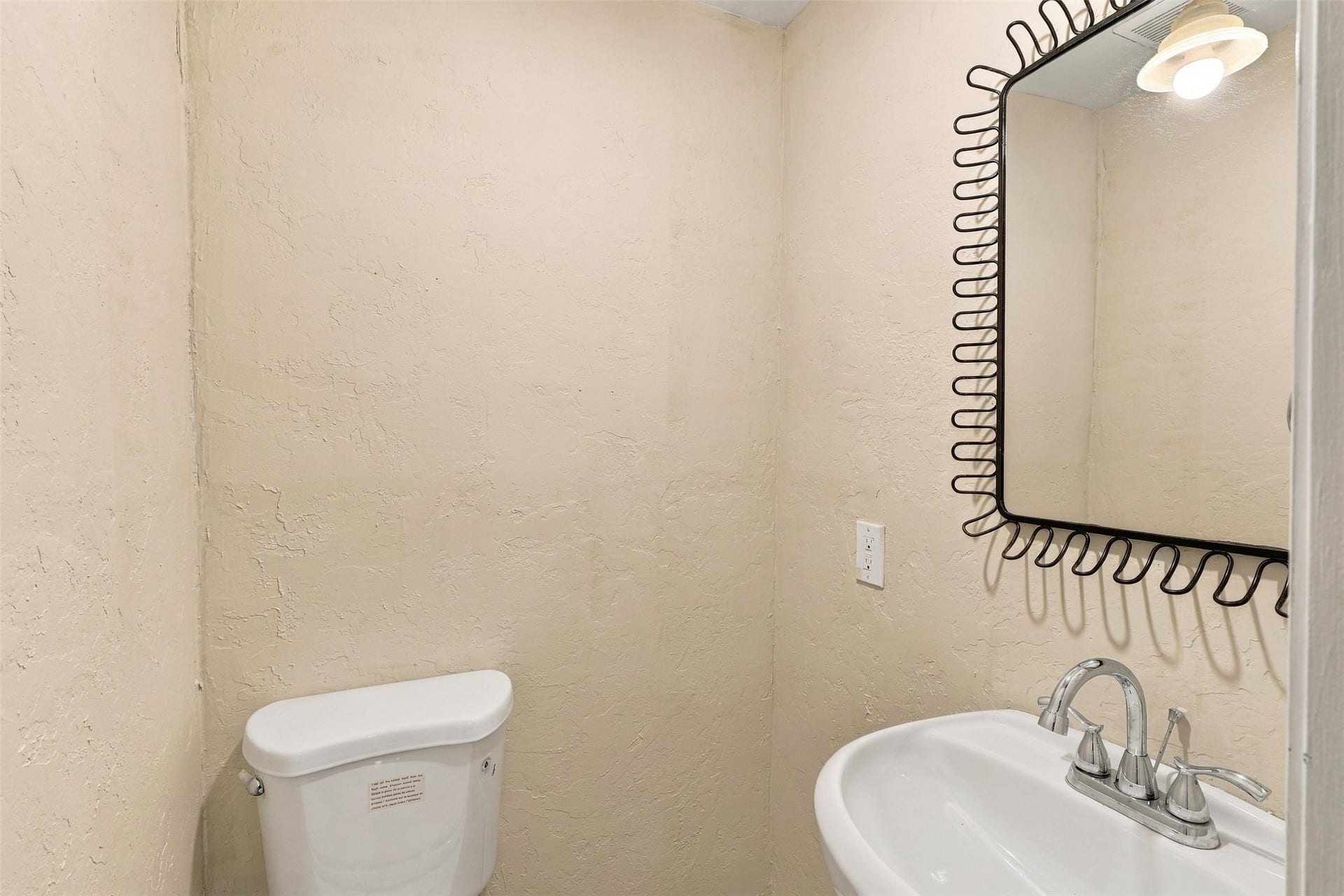 4505 Larch Lane, #C, Bellaire, TX 77401 powder room of living area