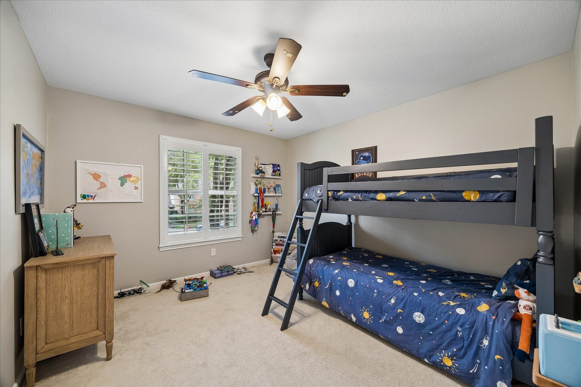 2411 Kings Lodge Drive, Kingwood, TX 77345 Bright and open secondary bedroom share a jack-and-jill bathroom the adjecent bedroom.