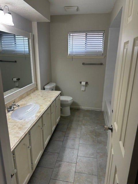 25419 Fairbrook Lane, Spring, TX 77373 Hallway bathroom and full shower