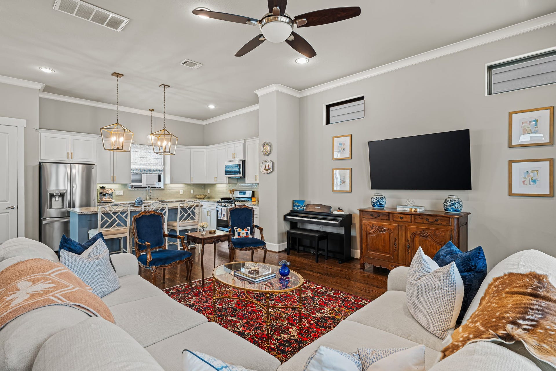 868 Wakefield Drive, #B, Houston, TX 77018 Generous proportions make the living area a comfortable place to gather. Its open connection to the kitchen keeps refreshments, conversation, and company within easy reach.