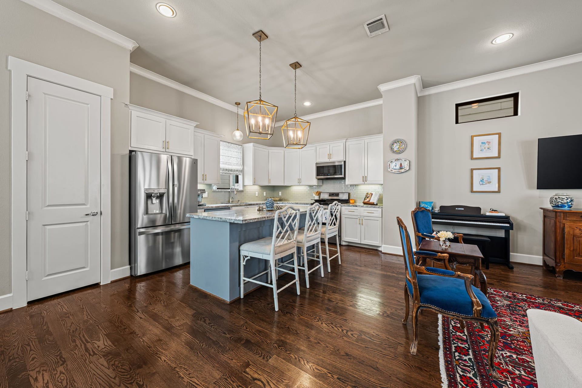 868 Wakefield Drive, #B, Houston, TX 77018 Crisp white cabinetry surrounds a kitchen designed for easy daily routines. The island's extended counter welcomes a quick breakfast or company while dinner comes together.
