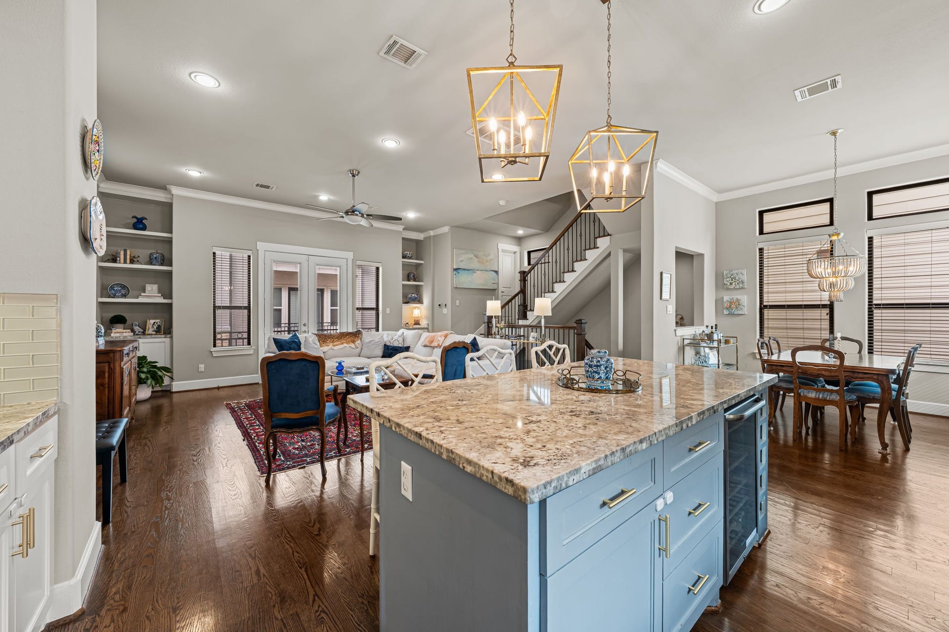 868 Wakefield Drive, #B, Houston, TX 77018 The substantial island anchors the room with a broad preparation surface and a richly colored base. Clear pathways connect cooking, dining, and gathering without interrupting the flow.