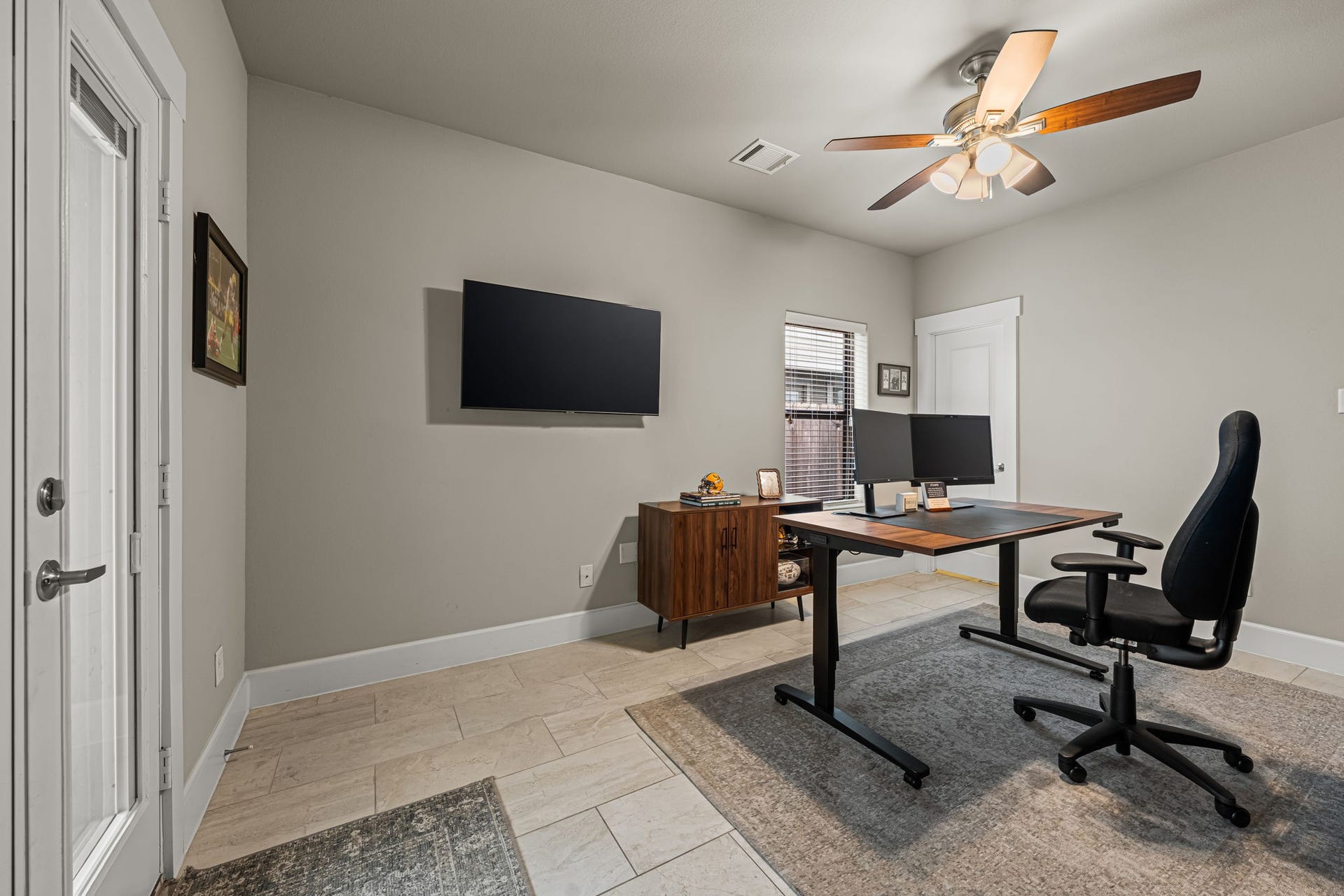 868 Wakefield Drive, #B, Houston, TX 77018 Soft daylight and a quiet neutral palette shape an inviting retreat away from the main gathering spaces. Equally suited to guests or a dedicated home office, this room offers welcome flexibility.