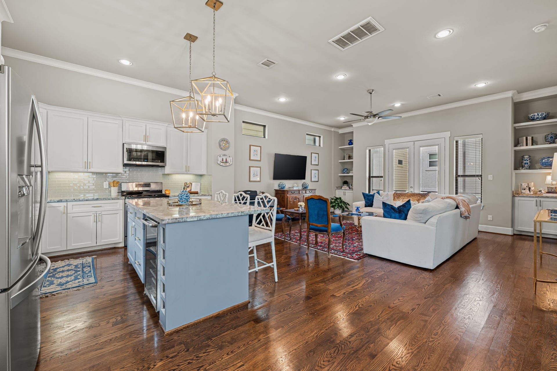 868 Wakefield Drive, #B, Houston, TX 77018 An open kitchen keeps the cook at the heart of the conversation. Expansive counters and an island work surface offer room to prepare, serve, and linger together.