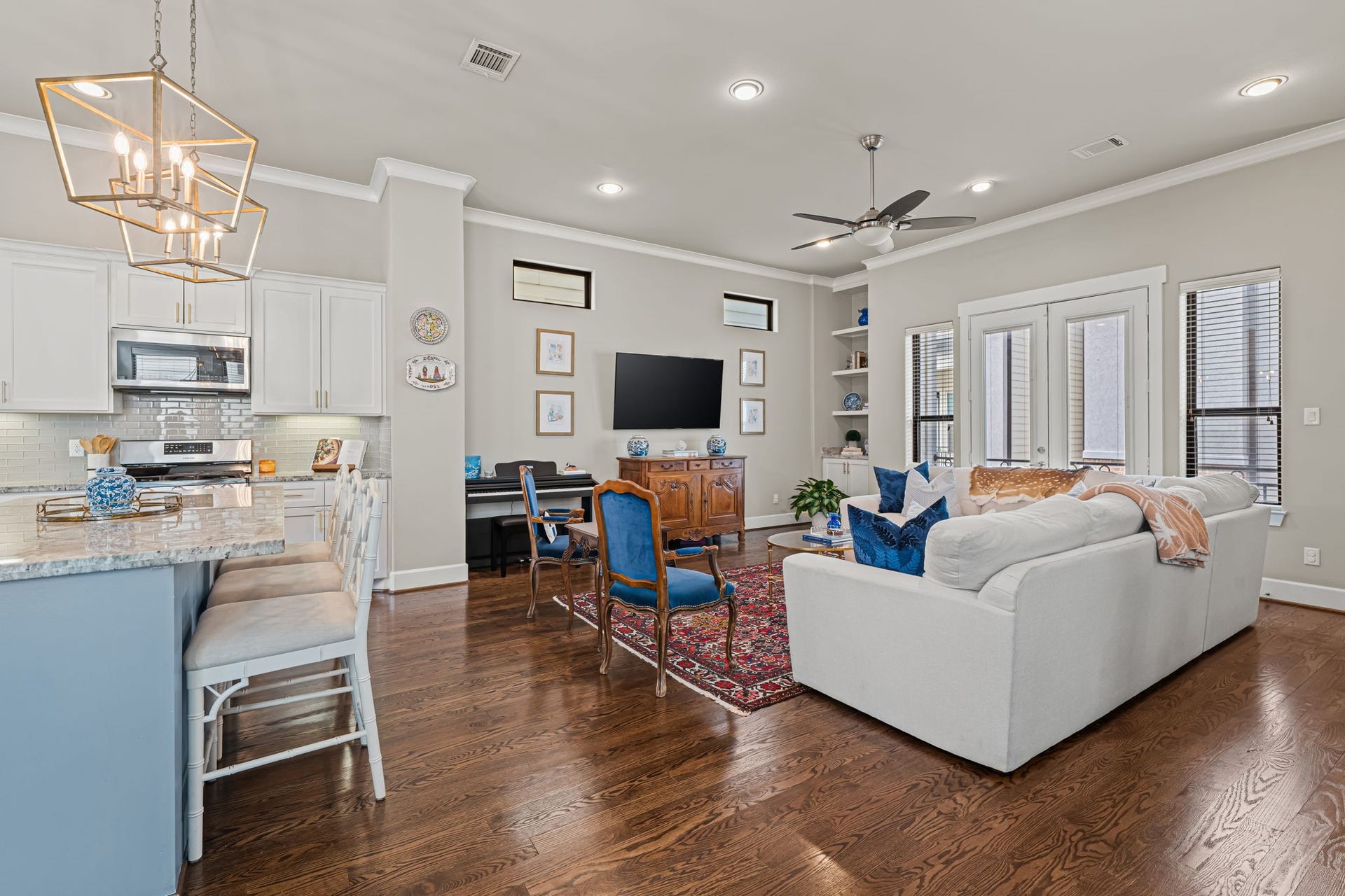868 Wakefield Drive, #B, Houston, TX 77018 From the kitchen, the view opens toward a generous living area washed in daylight. A continuous sweep of hardwoods ties the spaces together with warmth and ease.