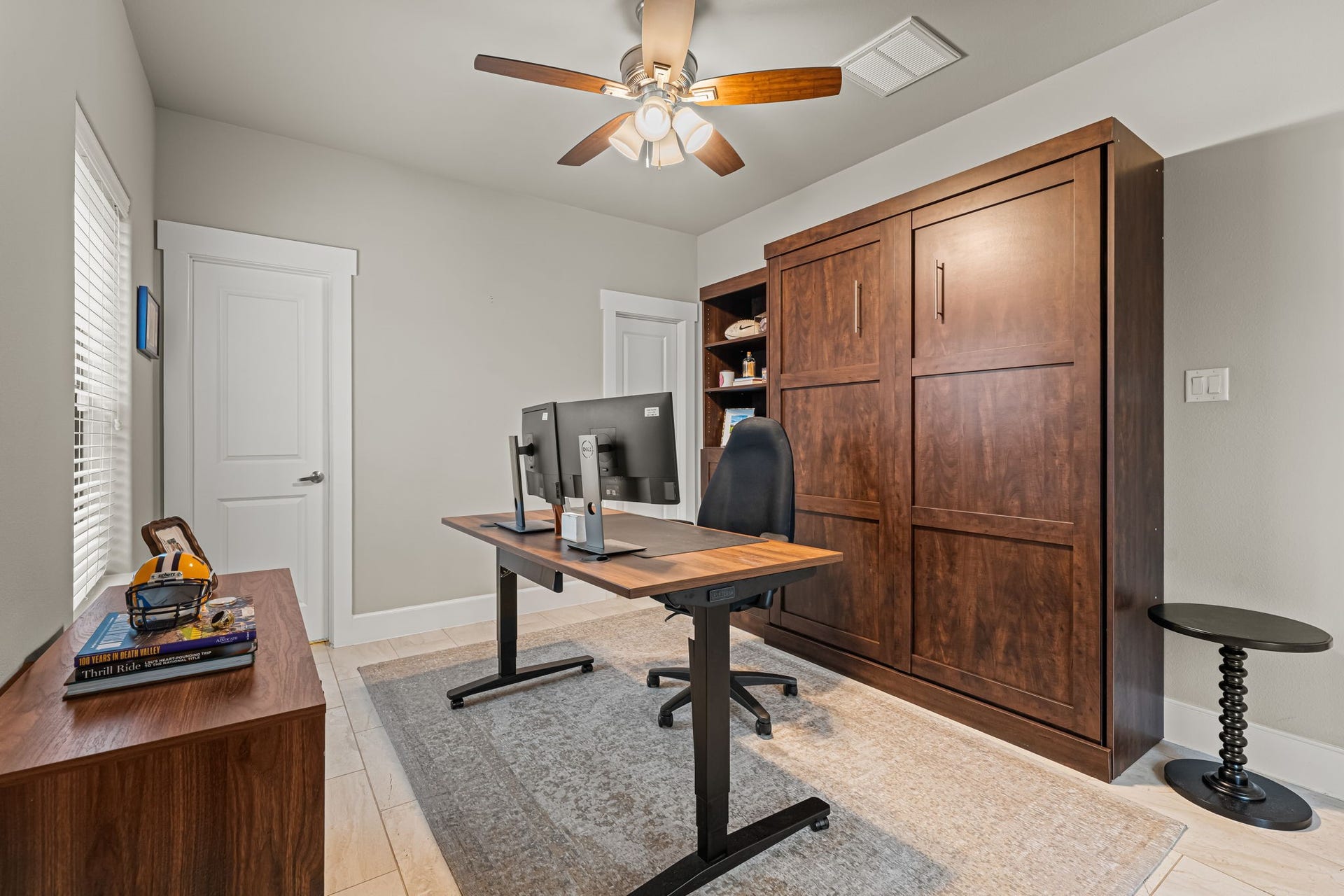 868 Wakefield Drive, #B, Houston, TX 77018 A private en-suite bath makes this versatile room especially comfortable for overnight guests. Generous proportions also accommodate a dedicated workspace with room to settle in. Murphy bed can remain. Generously sized walk-in closet.
