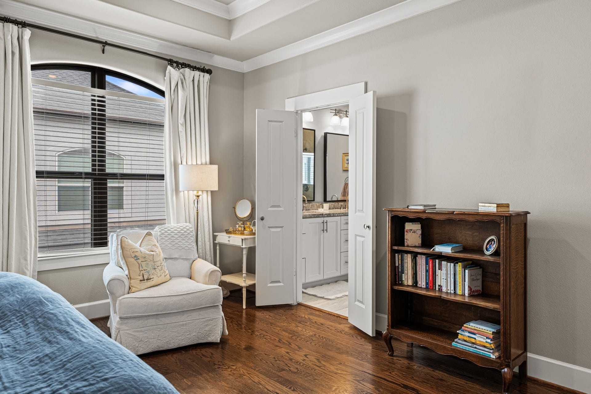 868 Wakefield Drive, #B, Houston, TX 77018 A bright window-side corner offers a peaceful place to begin or end the day in the primary bedroom. The adjoining bathroom keeps the retreat's comforts close at hand.